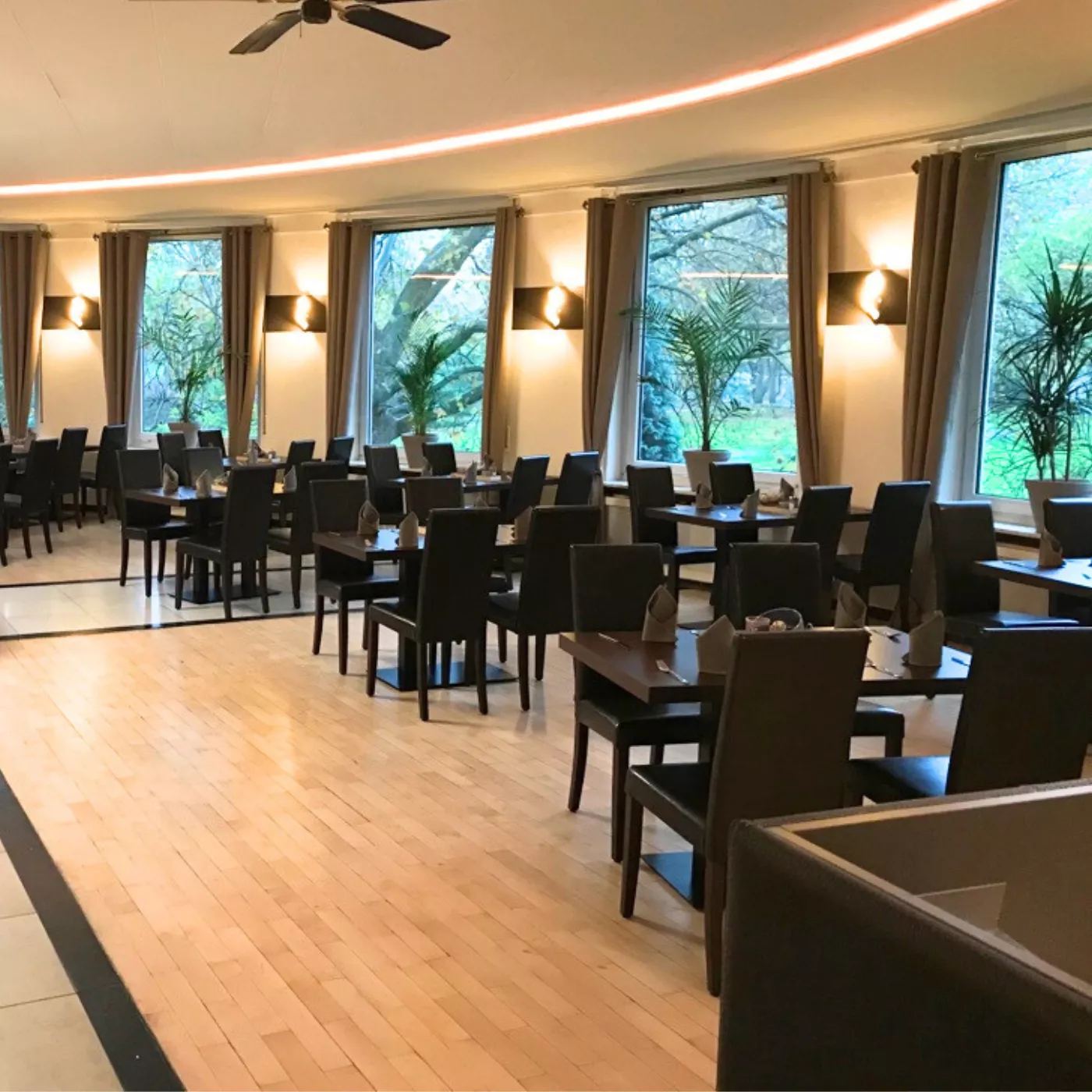 An empty breakfast room