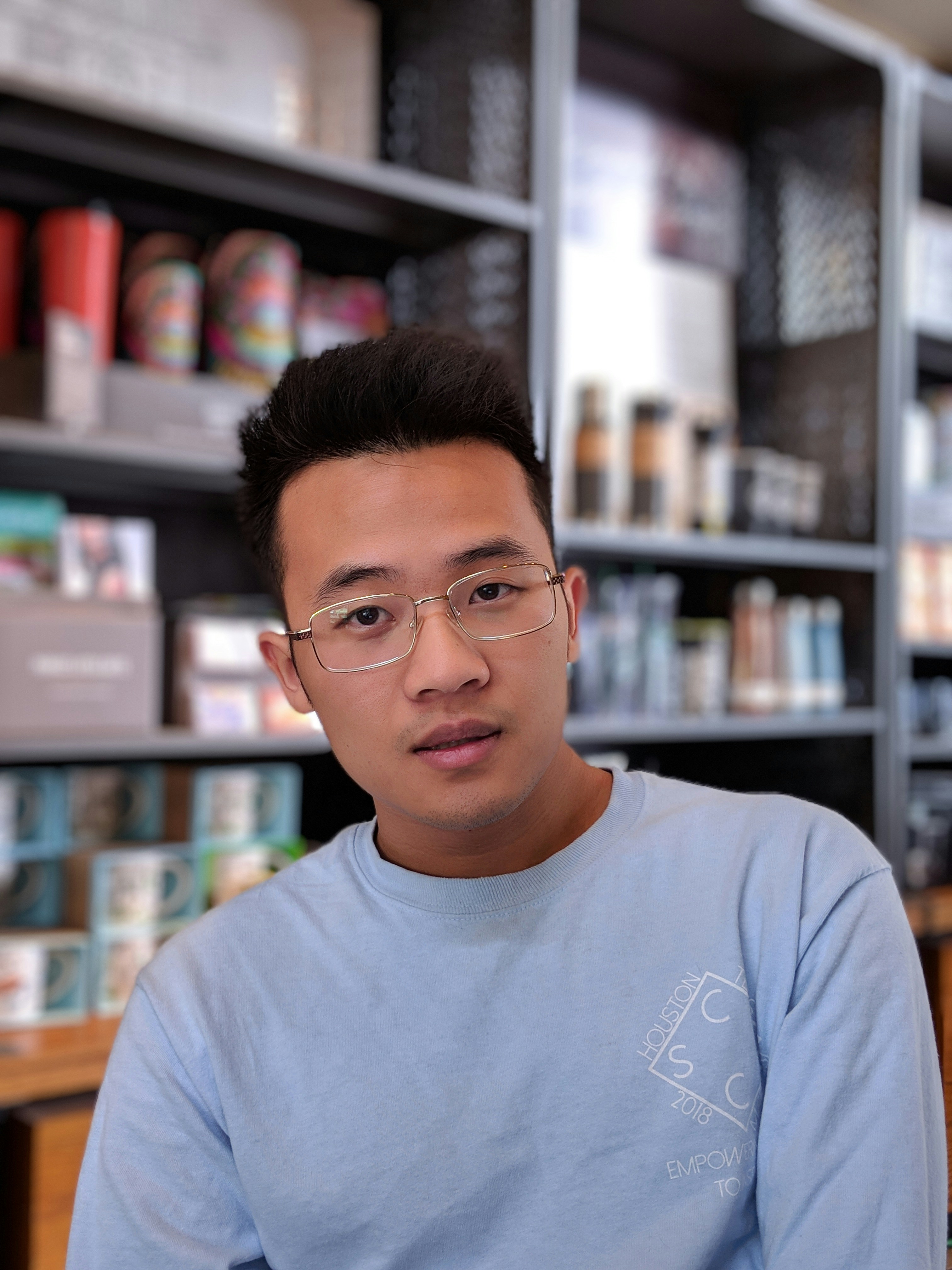 A man wearning glasses