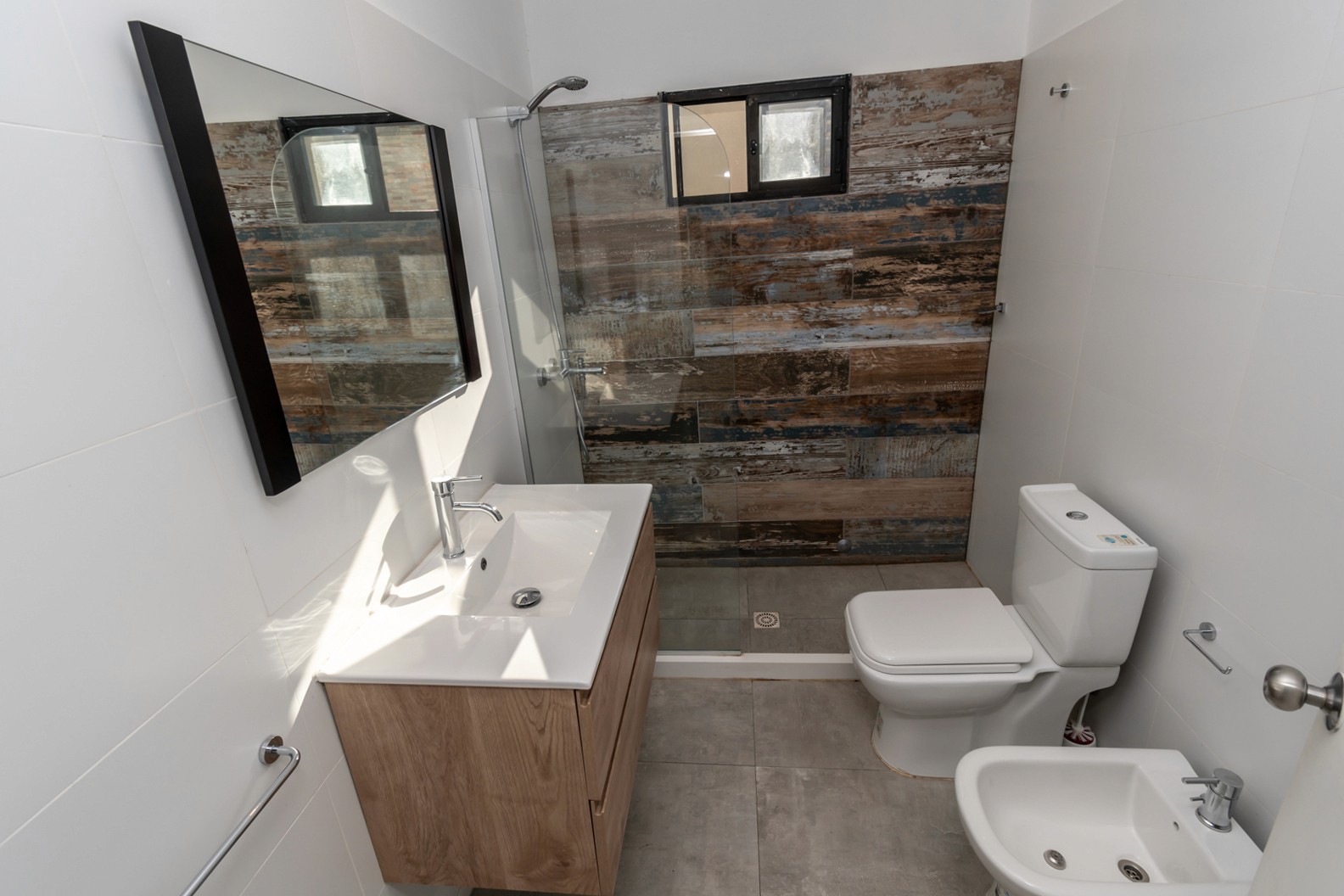 Baño principal en Casa Horneros con lavamanos doble y espejo grande - baño elegante y funcional con diseño contemporáneo.