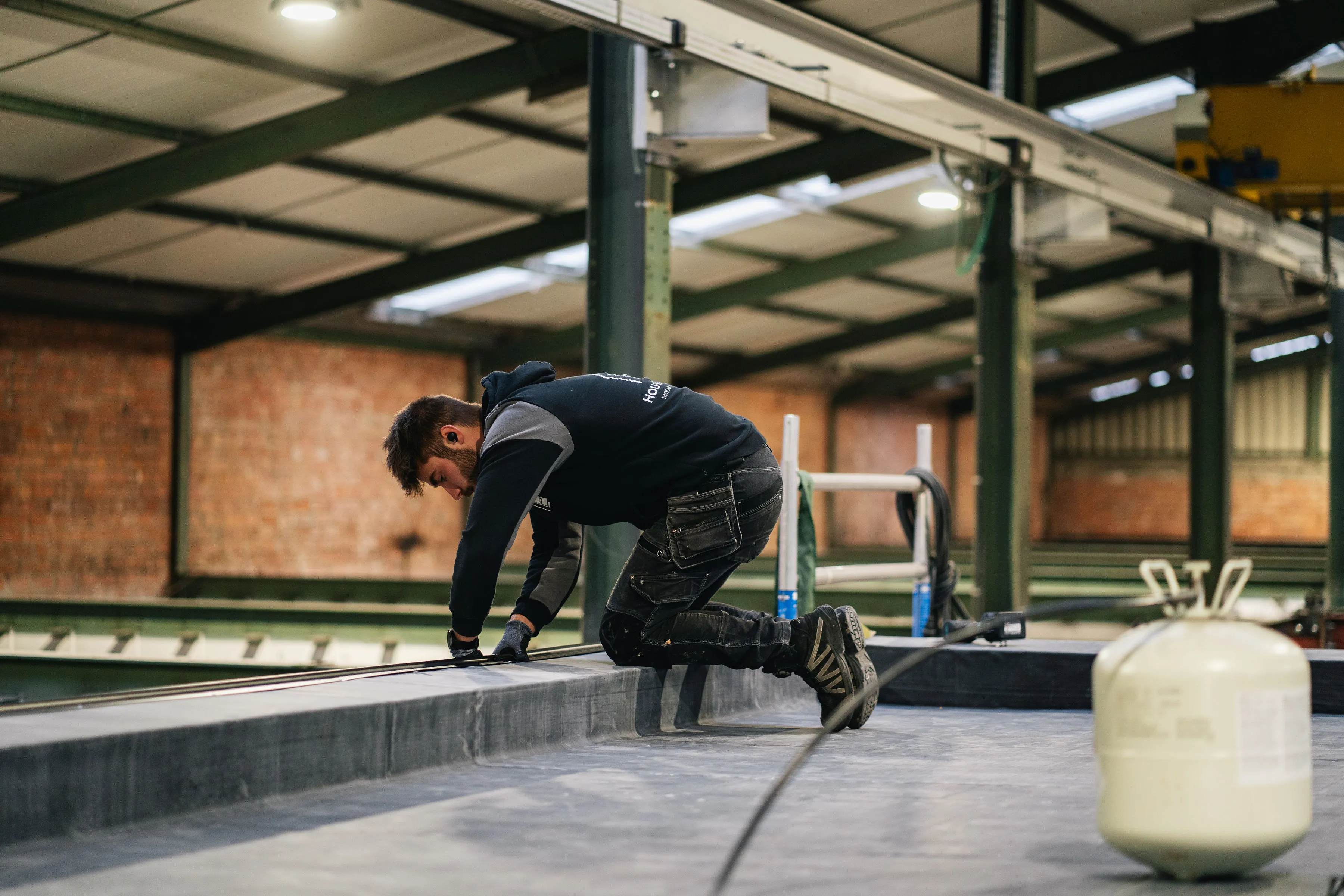 dakwerker in bouwatelier van hubley