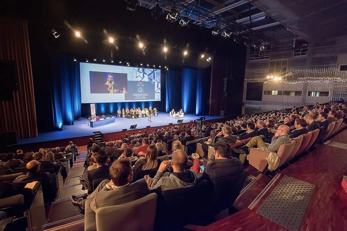 Conférence en amphithéâtre avec public nombreux — photographe événementiel Lille Nord | Anteale Yann Manac’h