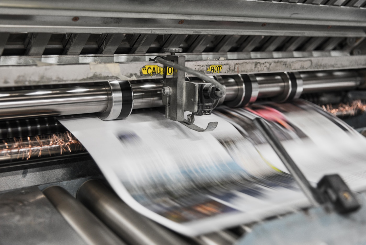 Laufende Druckmaschine in einer Produktionshalle