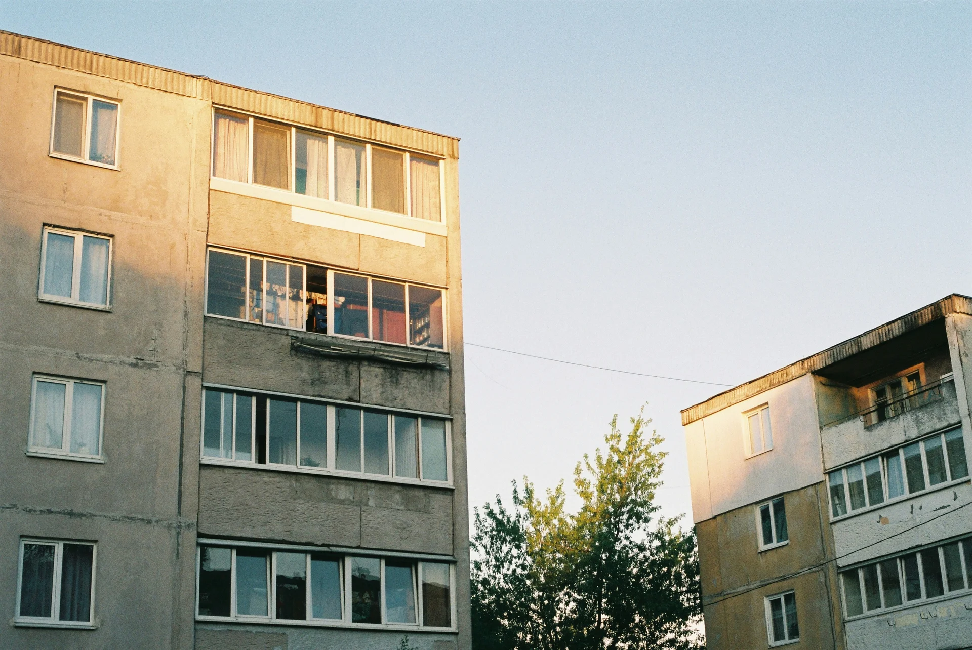 Жилищна сграда, илюстрираща различни типове строителство