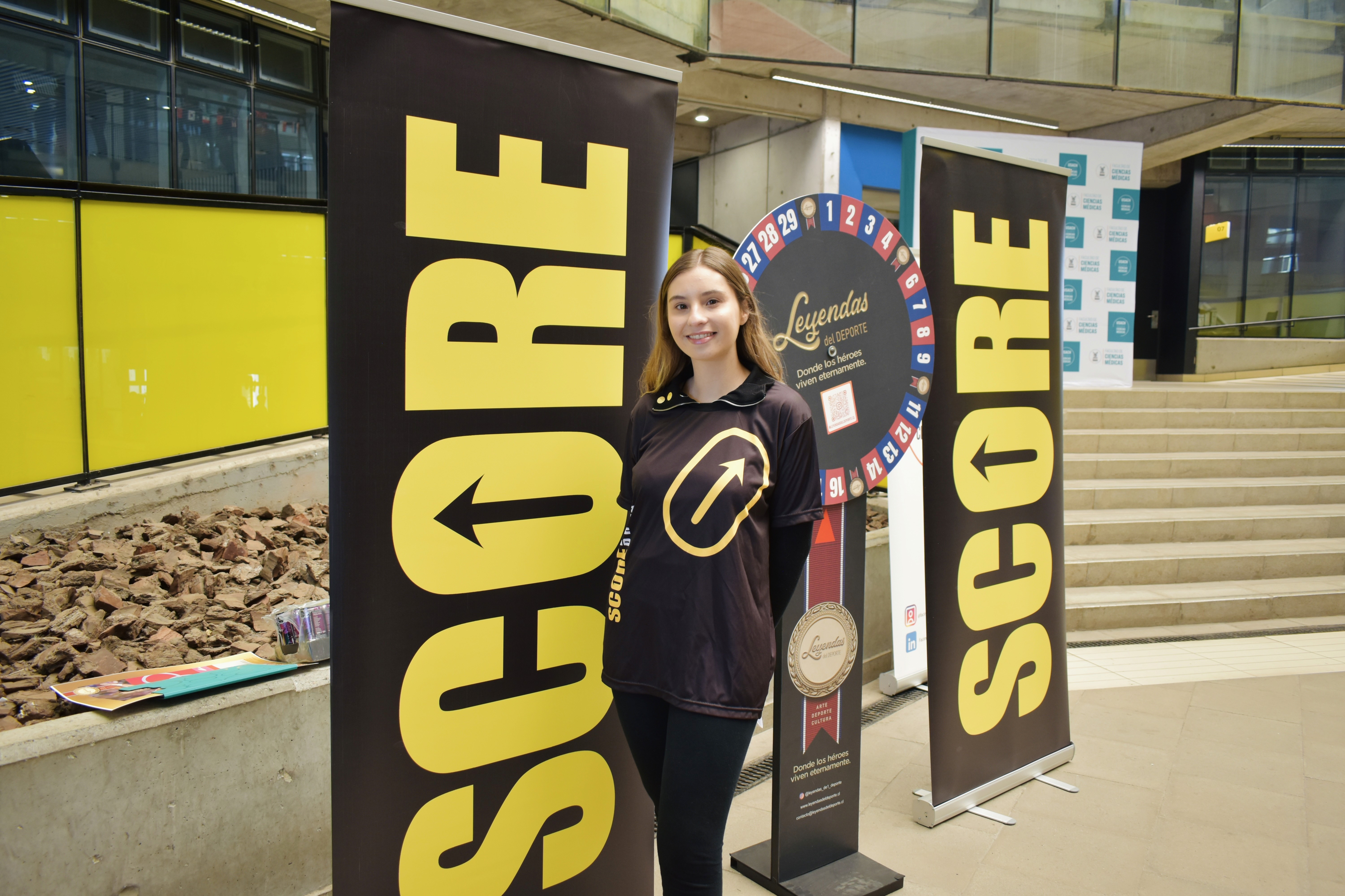 Stand de Score Energy Drink, patrocinador del evento Leyendas del Deporte, con su logo.