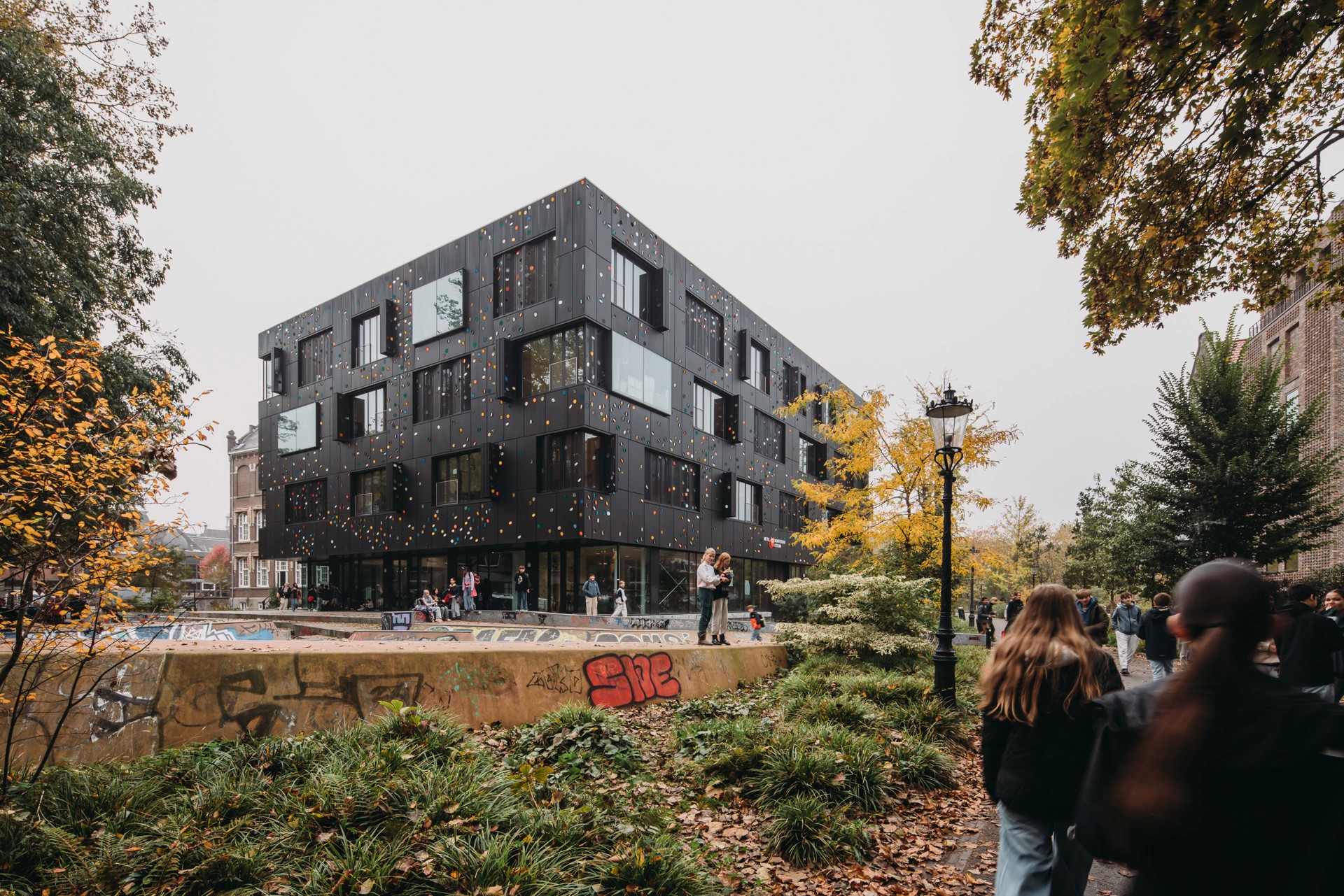 Photo of the exterior of the Metis Montessori Lyceum seen from the Oosterpark, with the skateramp just in front of the building