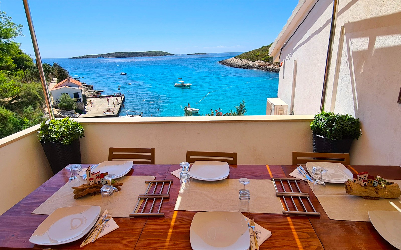 在從斯普利特到藍洞、維斯和哈瓦爾的船遊中，海景的餐桌。