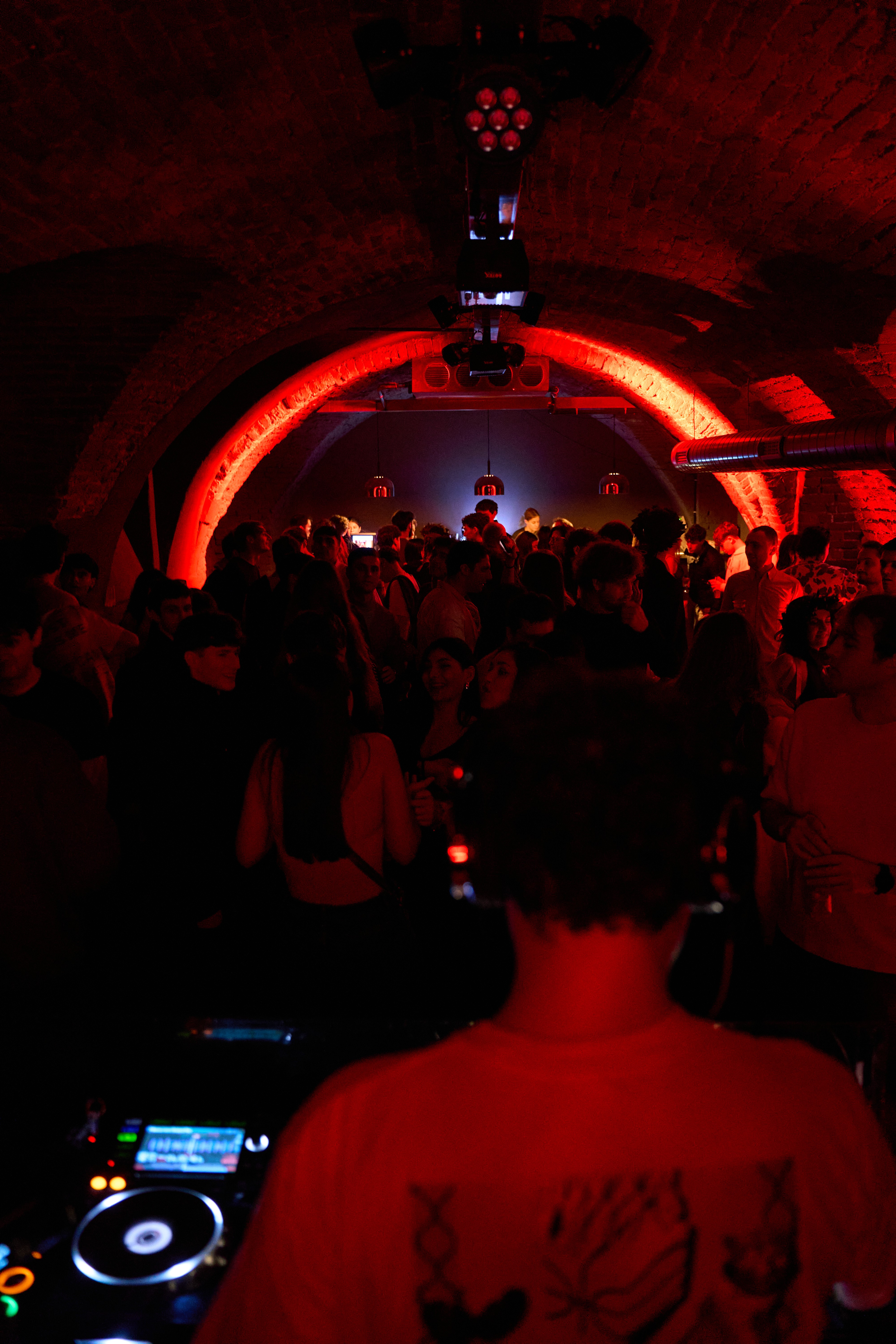 Gli artisti Sestopiano Torino sono protagonisti della scena della musica elettronica Torino, portando DJ set live Torino esclusivi e coinvolgenti. I nostri eventi Torino uniscono talenti locali, DJ Torino emergenti e producer elettronici per offrire esperienze sonore uniche, capaci di emozionare ogni pubblico.  Ogni artista selezionato da Sestopiano Torino contribuisce a creare serate Torino memorabili, con lineup innovative e performance live di alto livello. Visita la pagina ufficiale artisti sul sito di Sestopiano, segui i nostri social e Instagram, e resta aggiornato su tutti i prossimi Events Turin e collaborazioni artistiche.