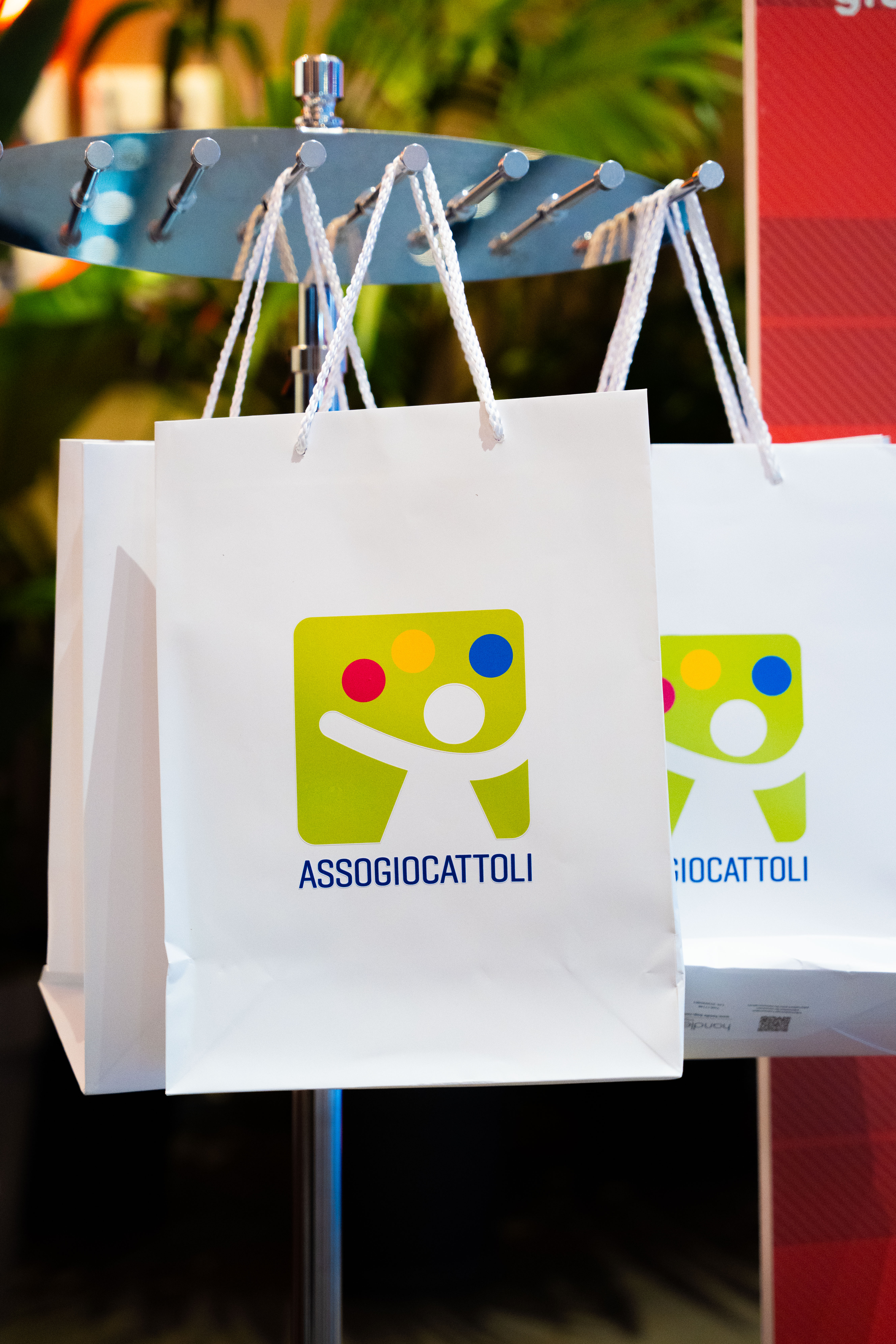 people near TAj Mahal