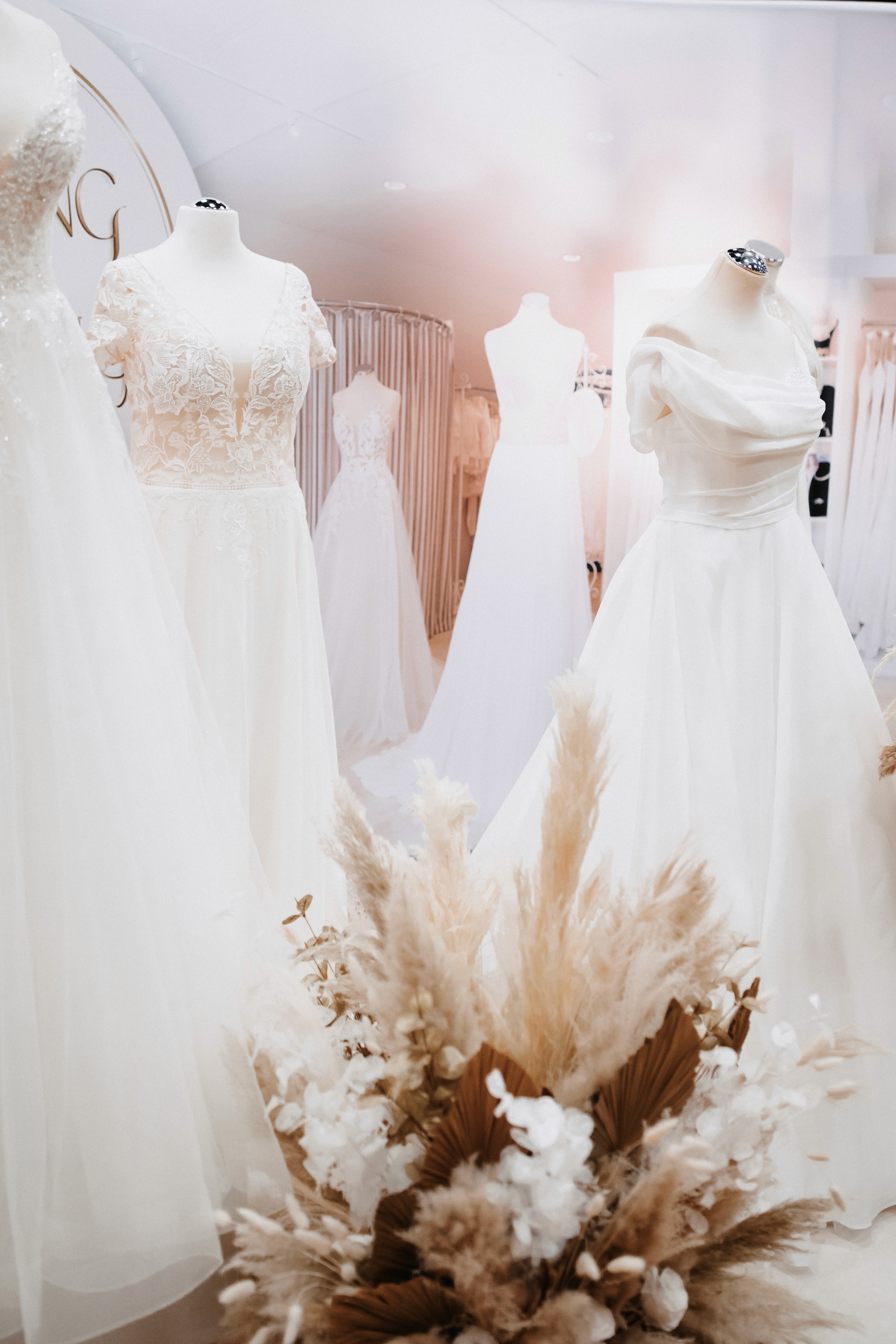 Eine Braut mit verspieltem Hochzeitskleid wird fotografiert.
