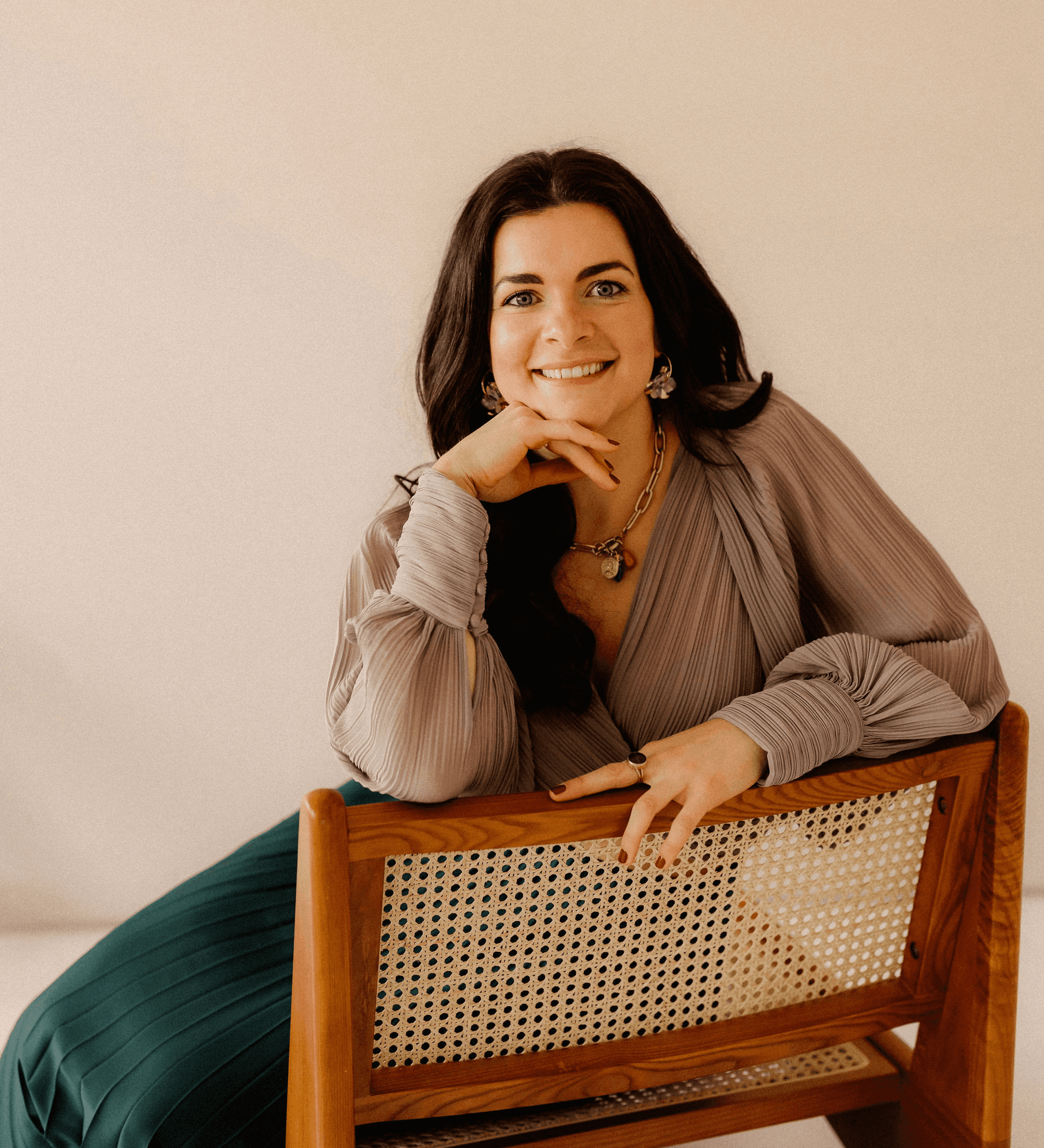 Maria Wiethaler freie Rednerin und Sängerin für Hochzeiten, Taufen, Trauerfeiern und Events aus München und Landshuter Umgebung. Eine Sängerin mit dunklen, gewellten Haaren steht vor einem Mikrofon und spielt eine Akustikgitarre. Sie trägt ein schwarzes Kleid mit Rüschen und eine bunte Gitarrenschultergurte. Ihre Augen sind geschlossen, und sie wirkt konzentriert und emotional in ihre Musik vertieft. Der Hintergrund ist weich fokussiert und vermittelt eine warme, einladende Atmosphäre.