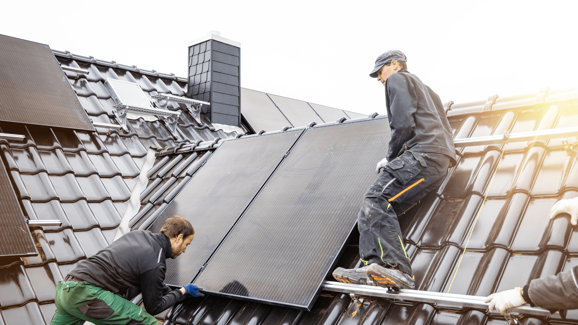 Du möchtest dein Balkonkraftwerk auf dem Dach montieren? Beachte die Schritte in diesem Beitrag.