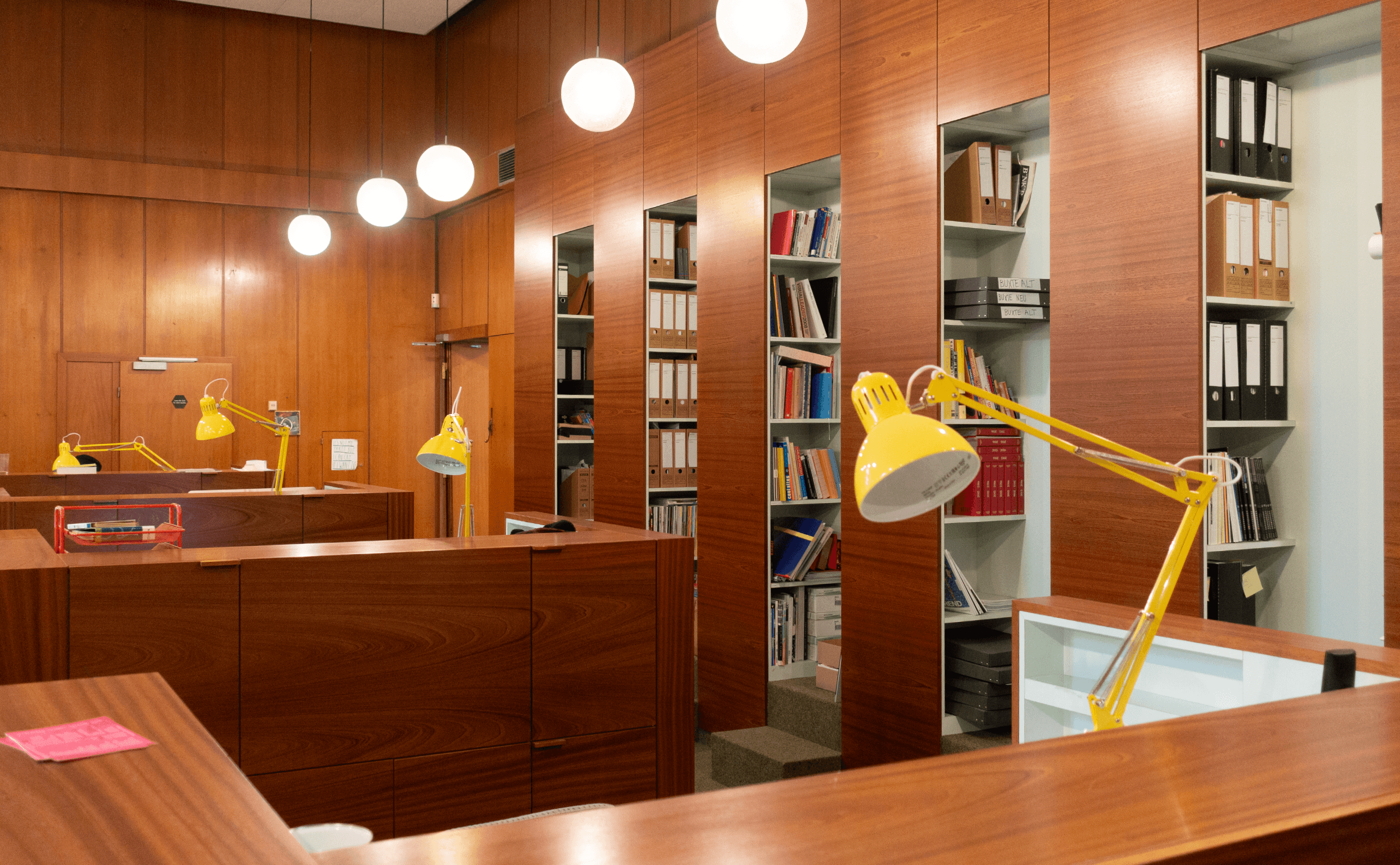 Frontansicht des tegut… teo in Rasdorf mit Kund:innen – nachhaltiges Micro-Store Konzept gestaltet von Design for Human Nature in Hamburg.