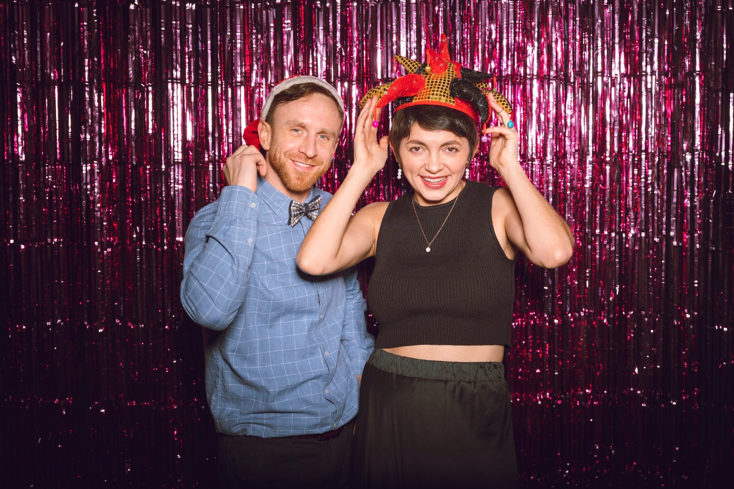 2 amis posent devant un photobooth