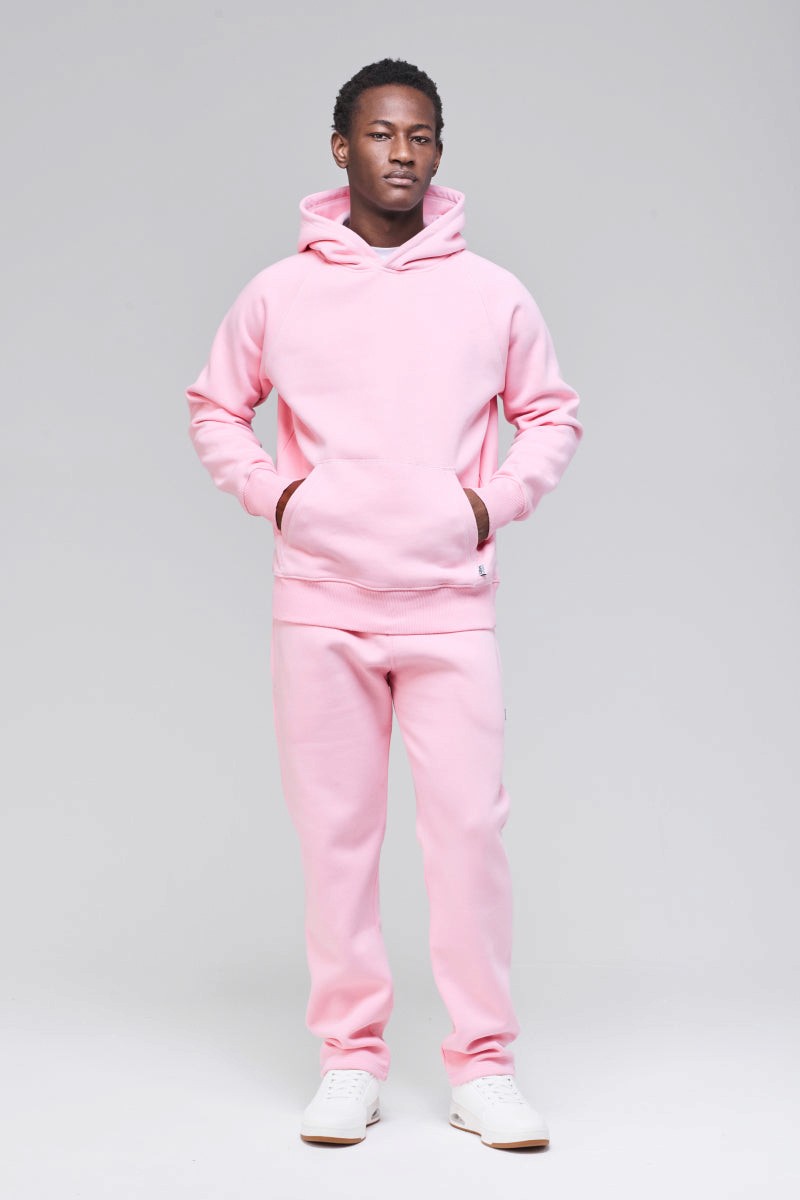 Front view, both hands in front pocket, classic fit silhouette