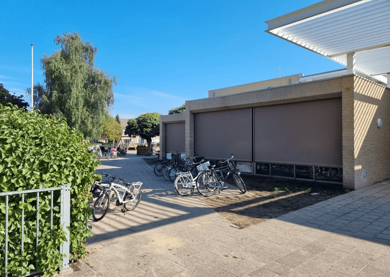 Zonwering op schoolpand - door Dugreja