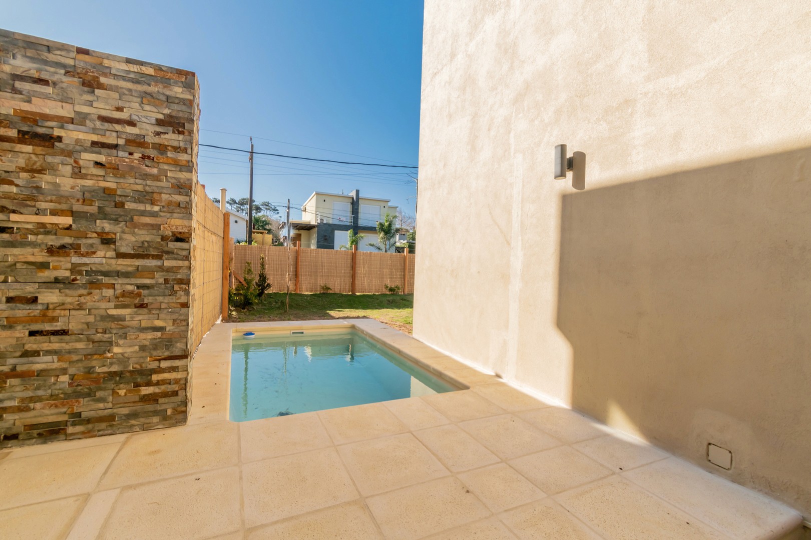 Piscina climatizada en Casa Horneros con jardín privado - espacio de piscina climatizada integrado en el jardín de la casa.