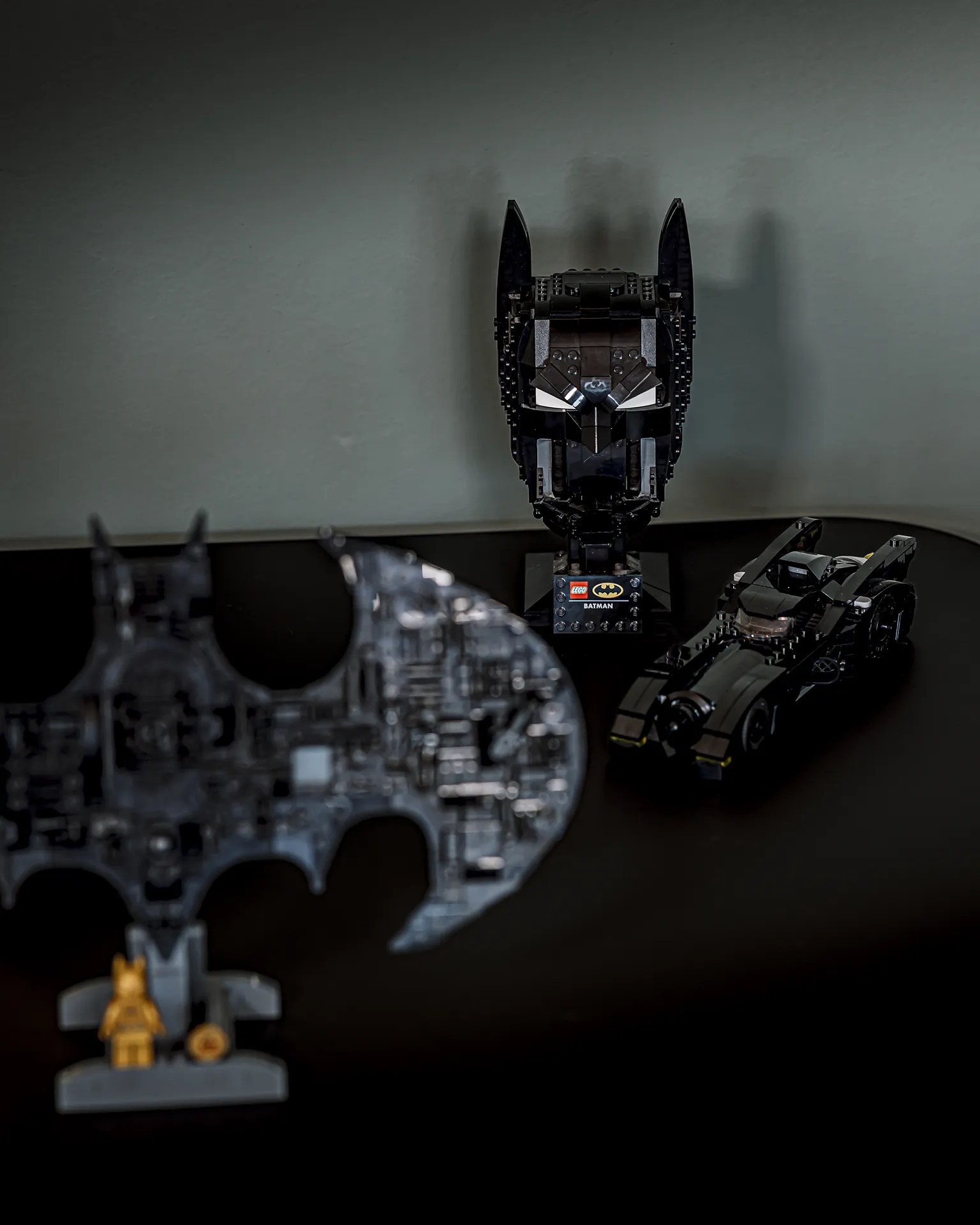 Ulike modeller hvor byste og Batmobile er satt i fokus