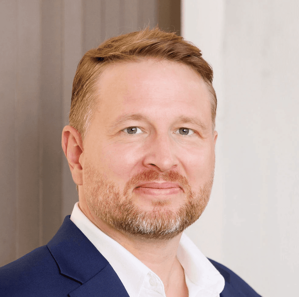 Portrait of Dominik Langer, founder of Halderstone and advisor on governance and management systems.