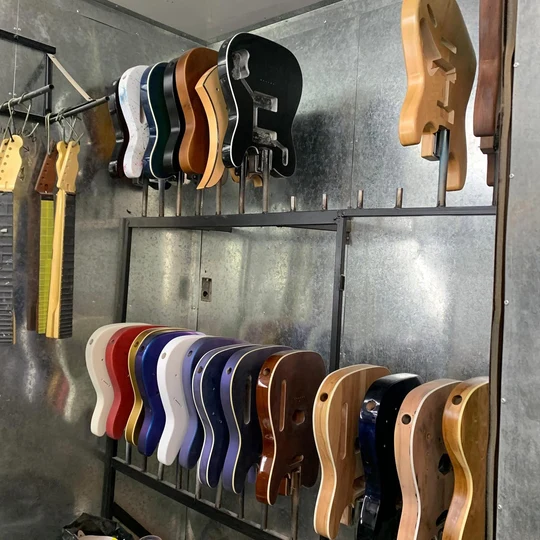 Cuerpos de guitarra pintados en el taller de Sentous