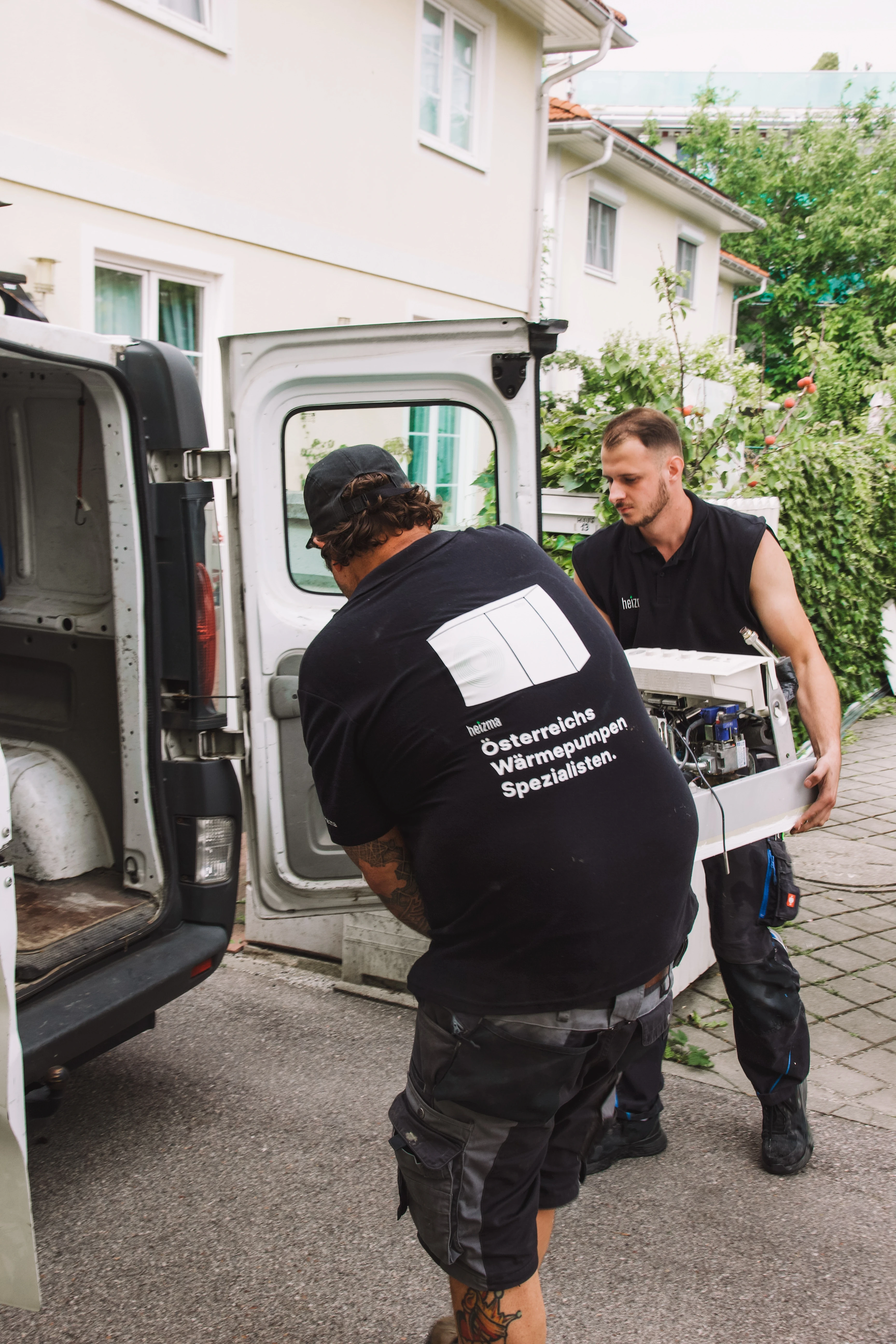 Entsorgung einer alten Gastherme durch Heizma Mitarbeiter