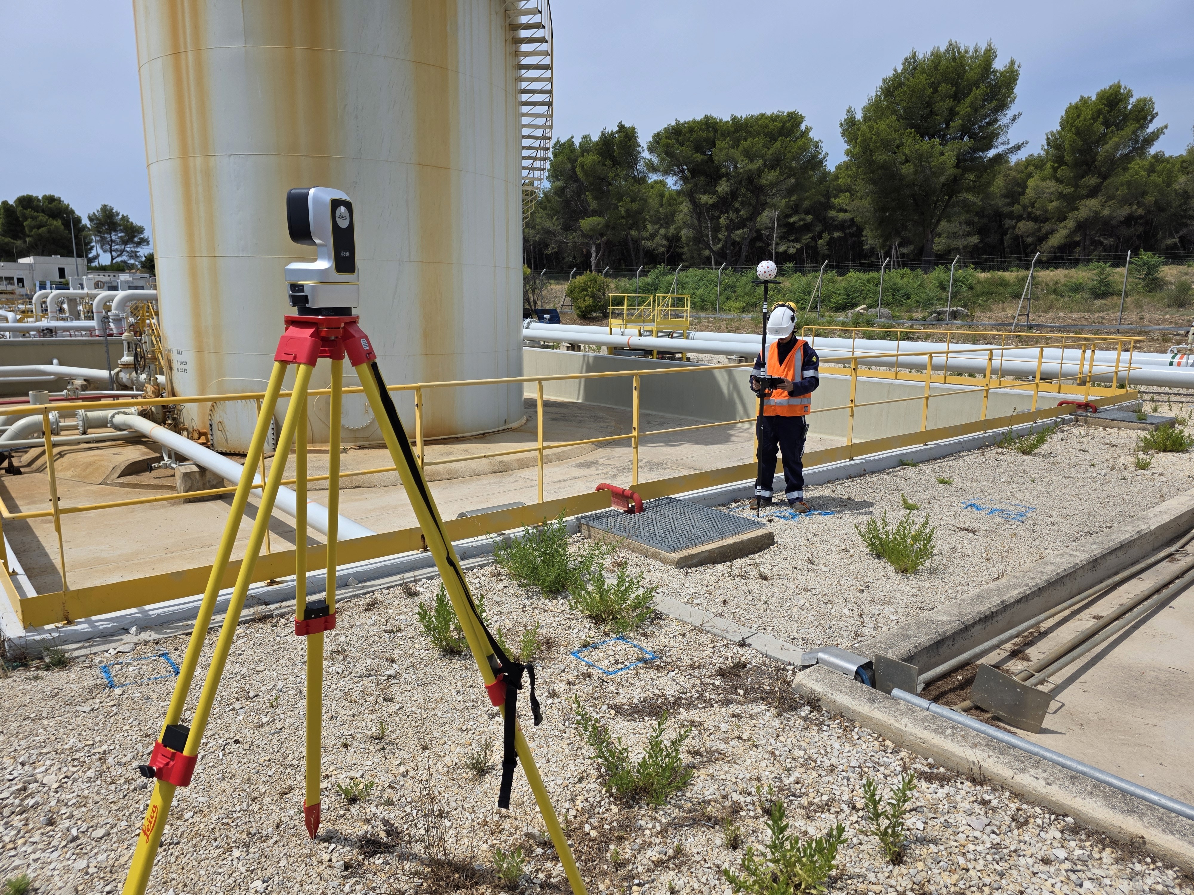 deux ouvriers travaillant