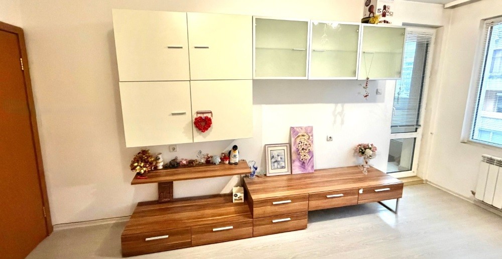 Светла всекидневна в двустаен апартамент за продажба в град Русе