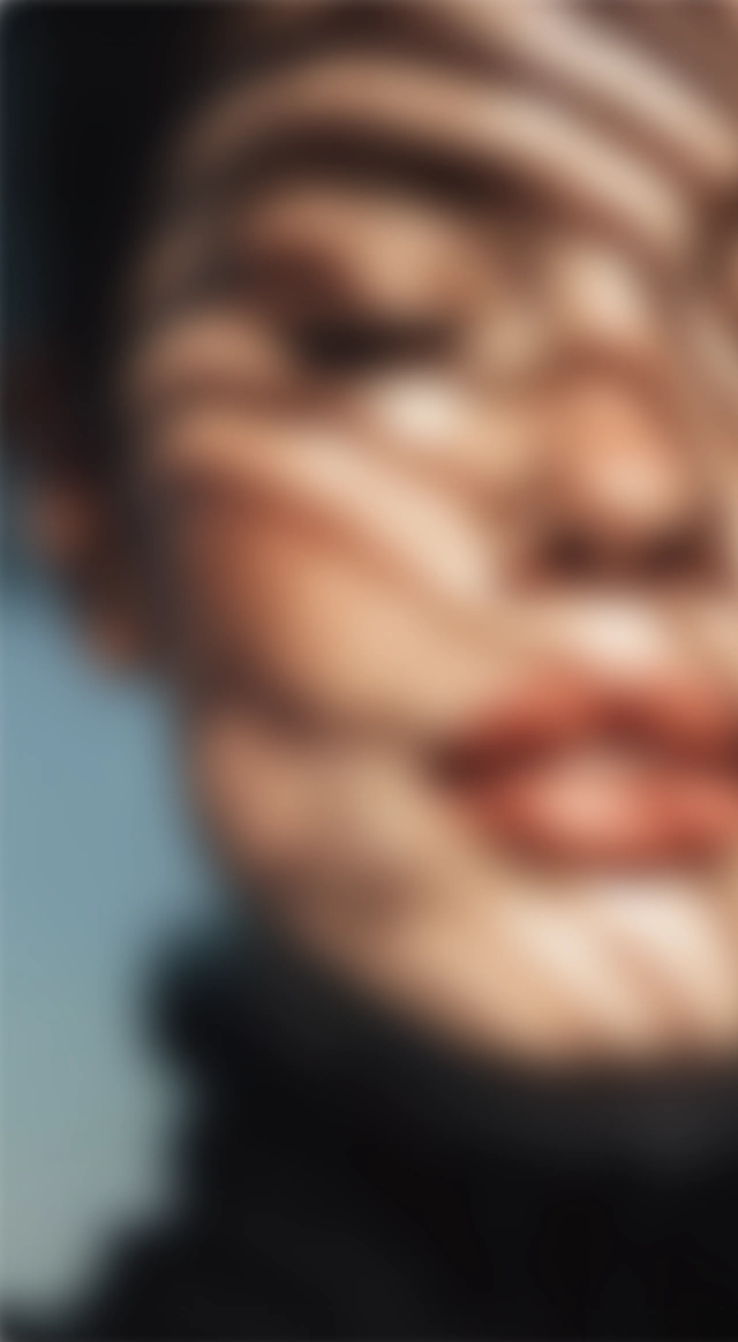 Nahaufnahme eines Gesichts im Sonnenlicht – Wärme, Ruhe und Natürlichkeit als Sinnbild für das Leben in MARTA.