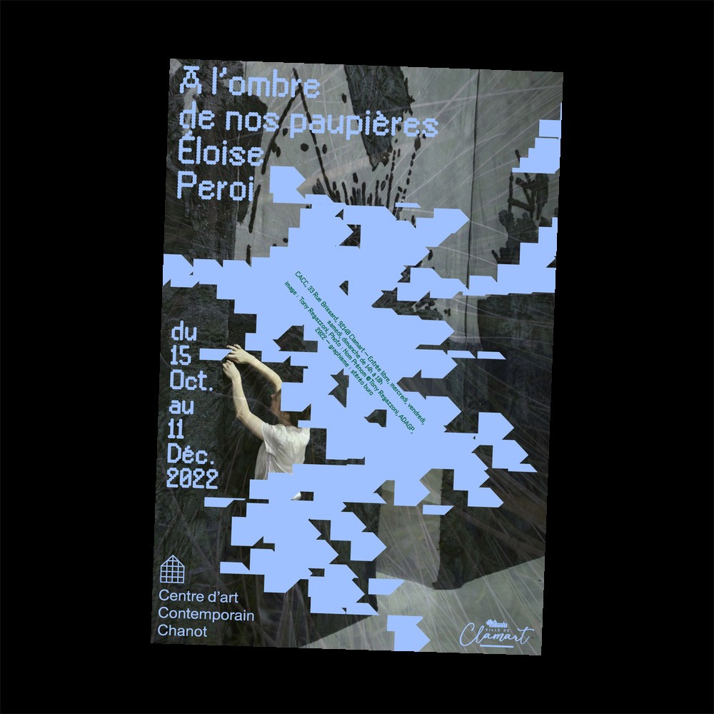 Photographie artistique d'un verre de vin jaune à moitié rempli sur fond dégradé sombre, avec une typographie cursive blanche superposée lisant 'La Percée du Vin', créant une identité visuelle élégante pour un projet œnologique.