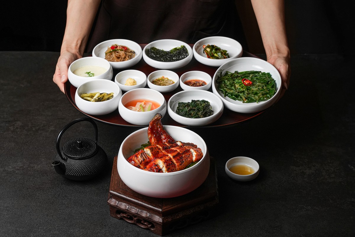 반찬 열 가지와 함께 차려 낸 만장의 장어 한 상