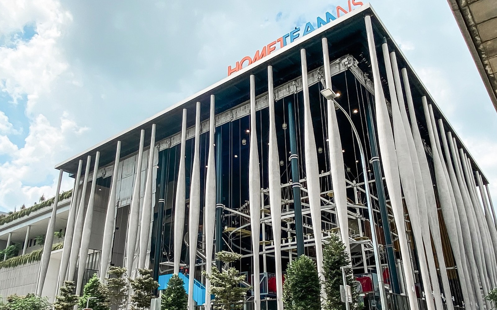 探险总部的现代建筑立面,带有垂直列和绿植。