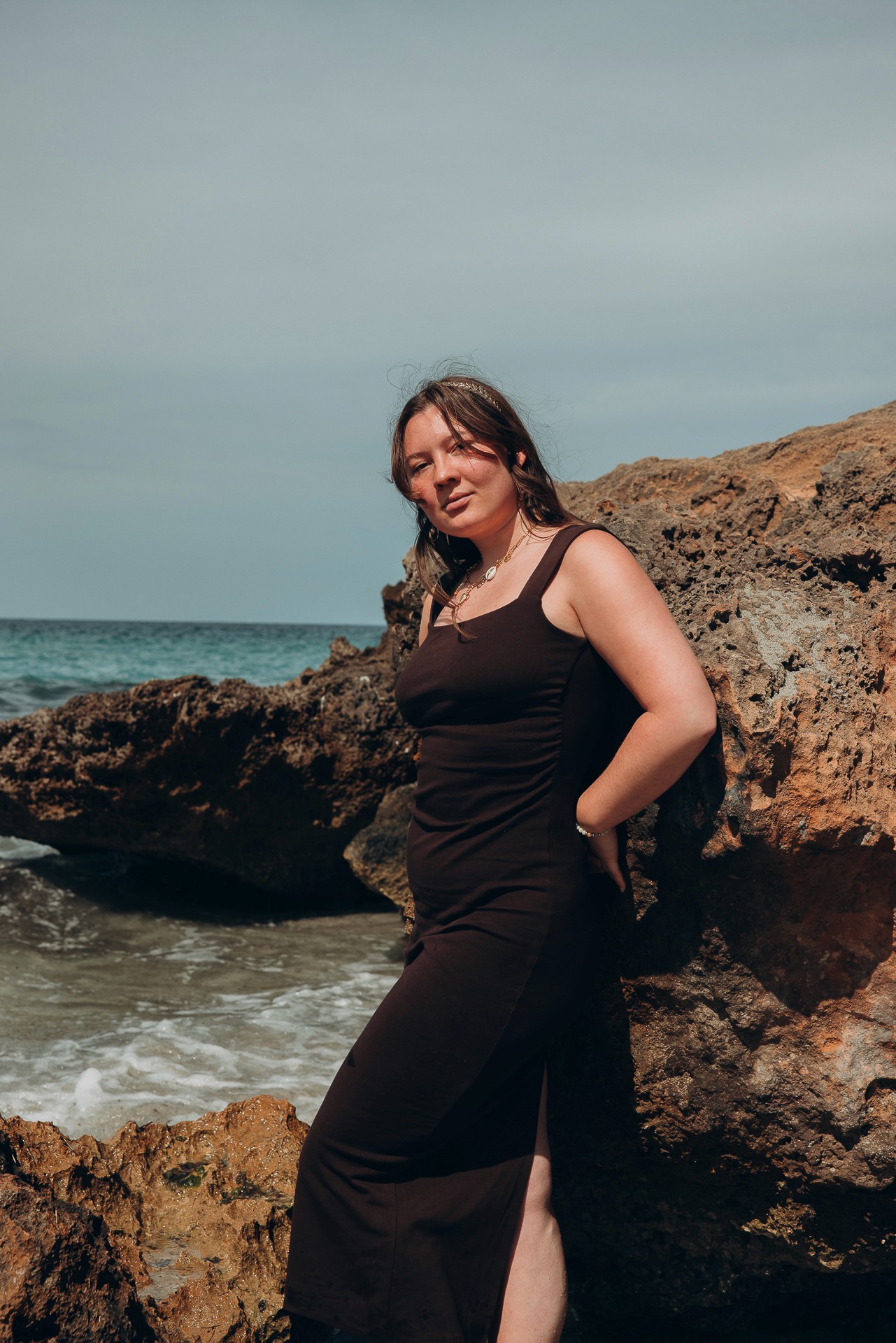 Sabrina Weimann Ernährungsberaterin liegt auf Picknickdecke mit frischem Obst und Gemüse und macht ein Picknick