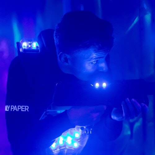 你无法购买幸福，但你可以玩激光对战游戏。