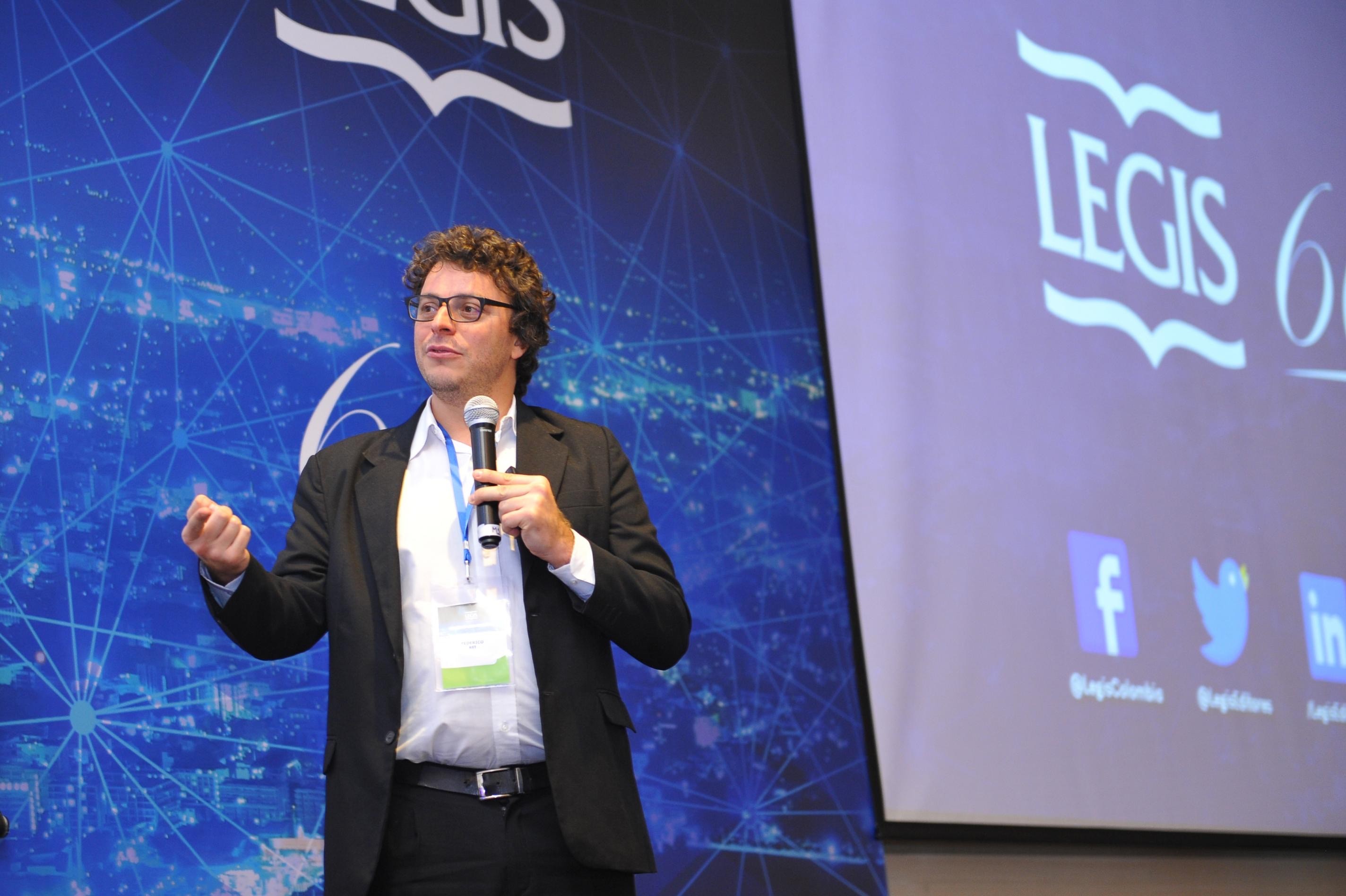 Federico Ast giving a presentation at Legis Colombia about legal history, blockchain, and digital disruption.