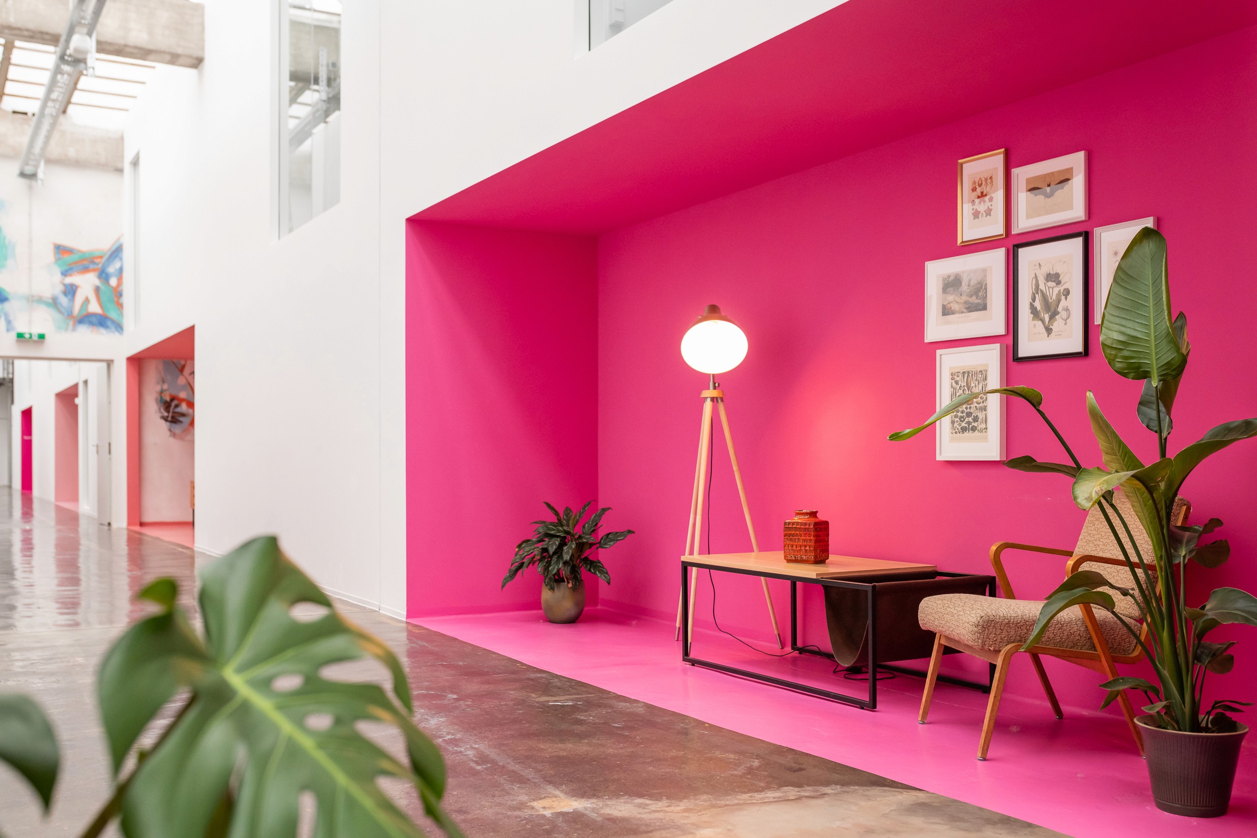 Lounge-Bereich im Kontor in Erfurt, mit pinker Wandgestaltung und Pflanzen, ideal für kreative Pausen und Inspiration im Wytspace Studio