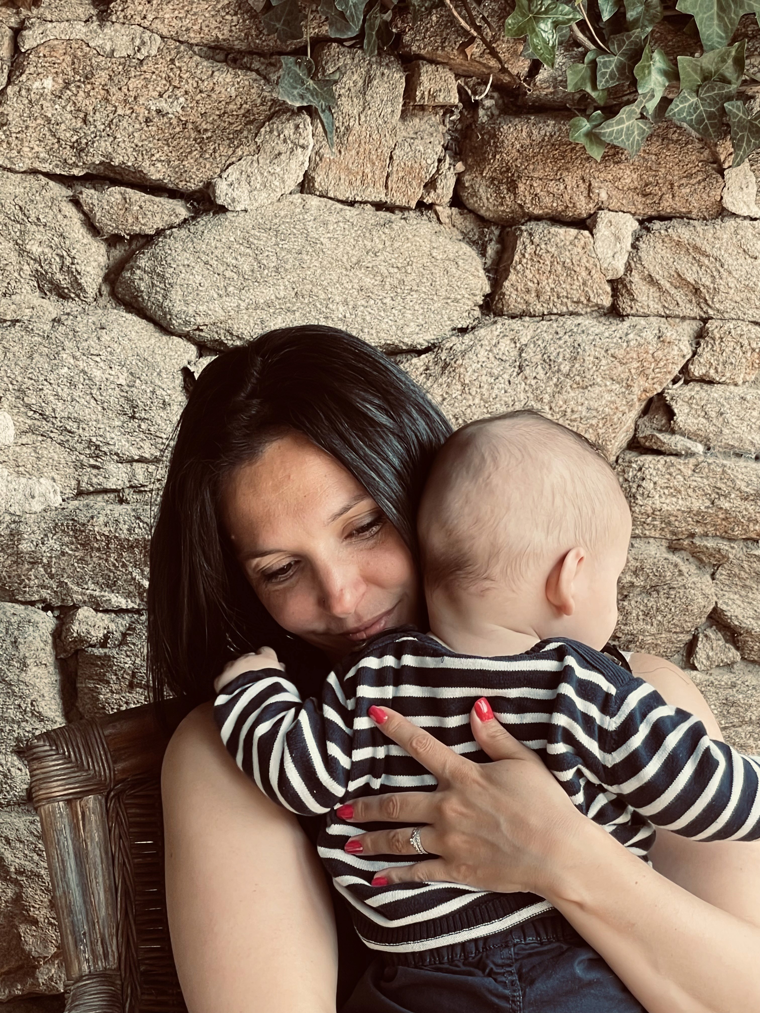 Un enfant et son père qui jouent