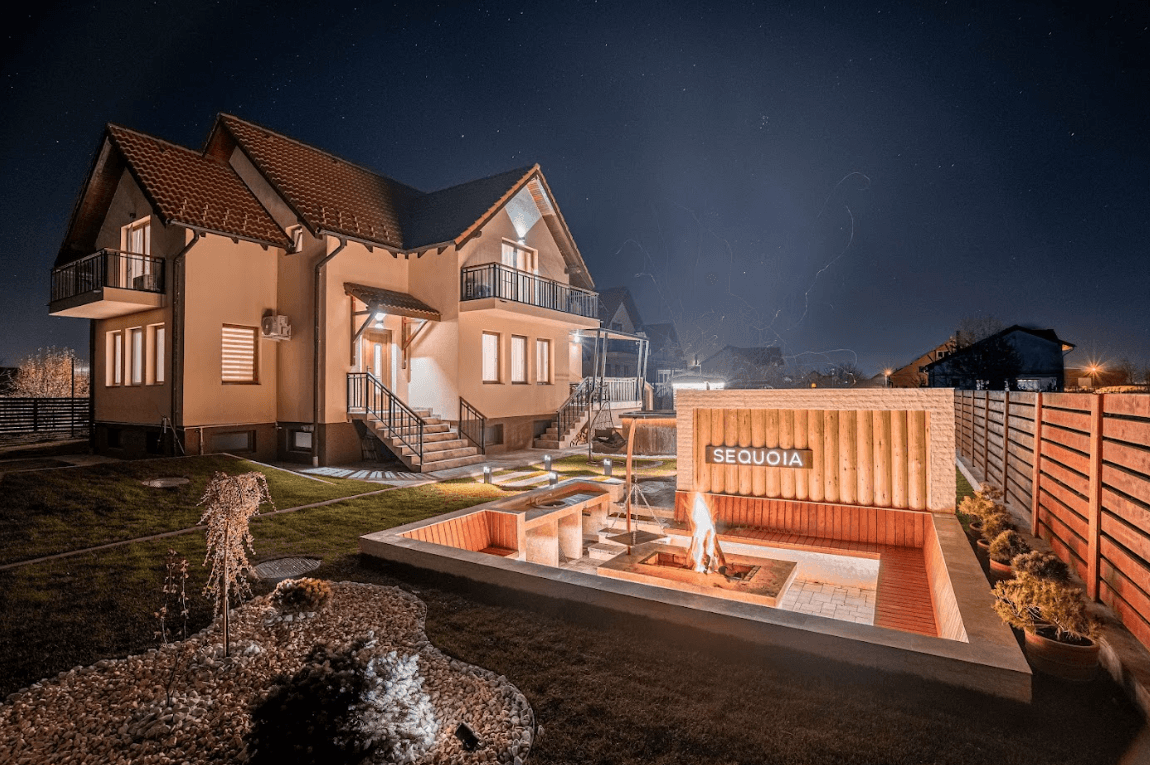 Image of chalet next to mountains