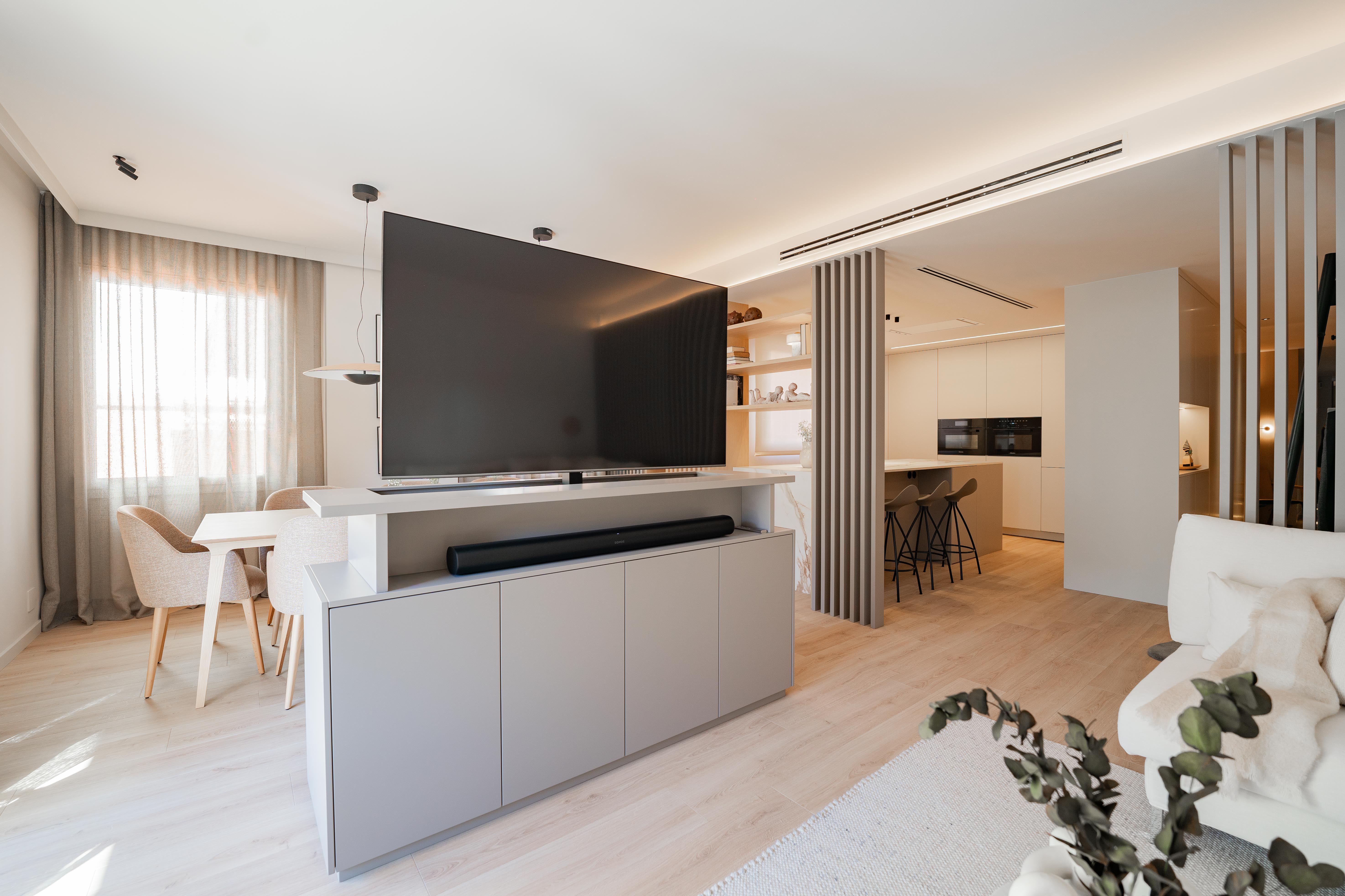 Zona moderna de salón y comedor con separadores de listones de madera y mueble TV