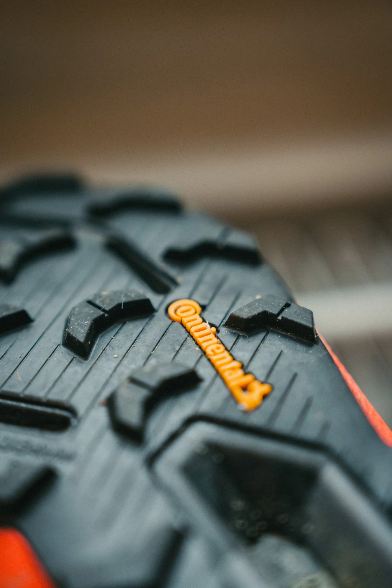 Gros plan sur la semelle d’une chaussure de trail Continental montrant le grip et la technologie utilisée sur la SaintéLyon