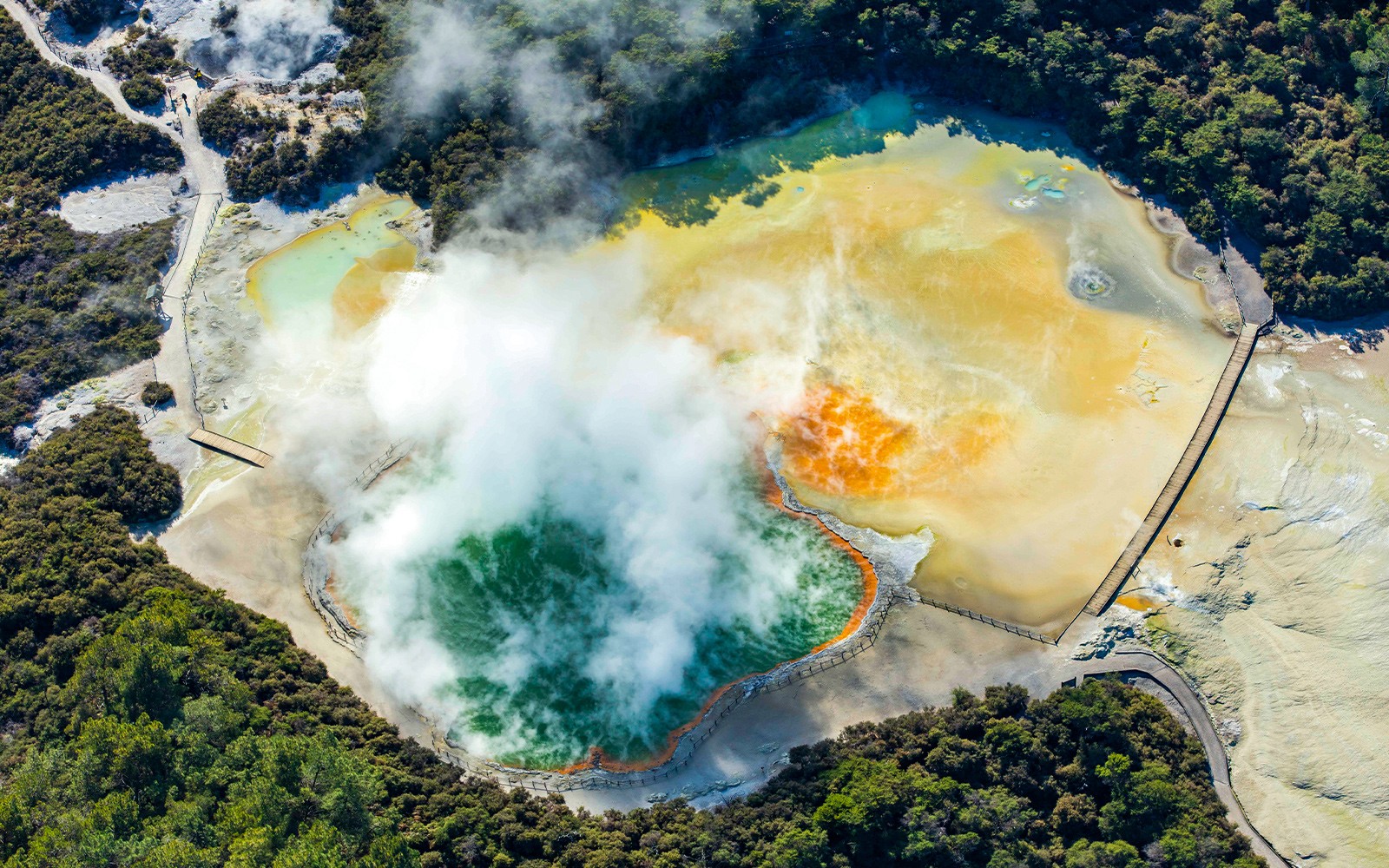 新西兰奥拉基科拉科的地热池鸟瞰图，色彩鲜艳，周围环绕着步道。