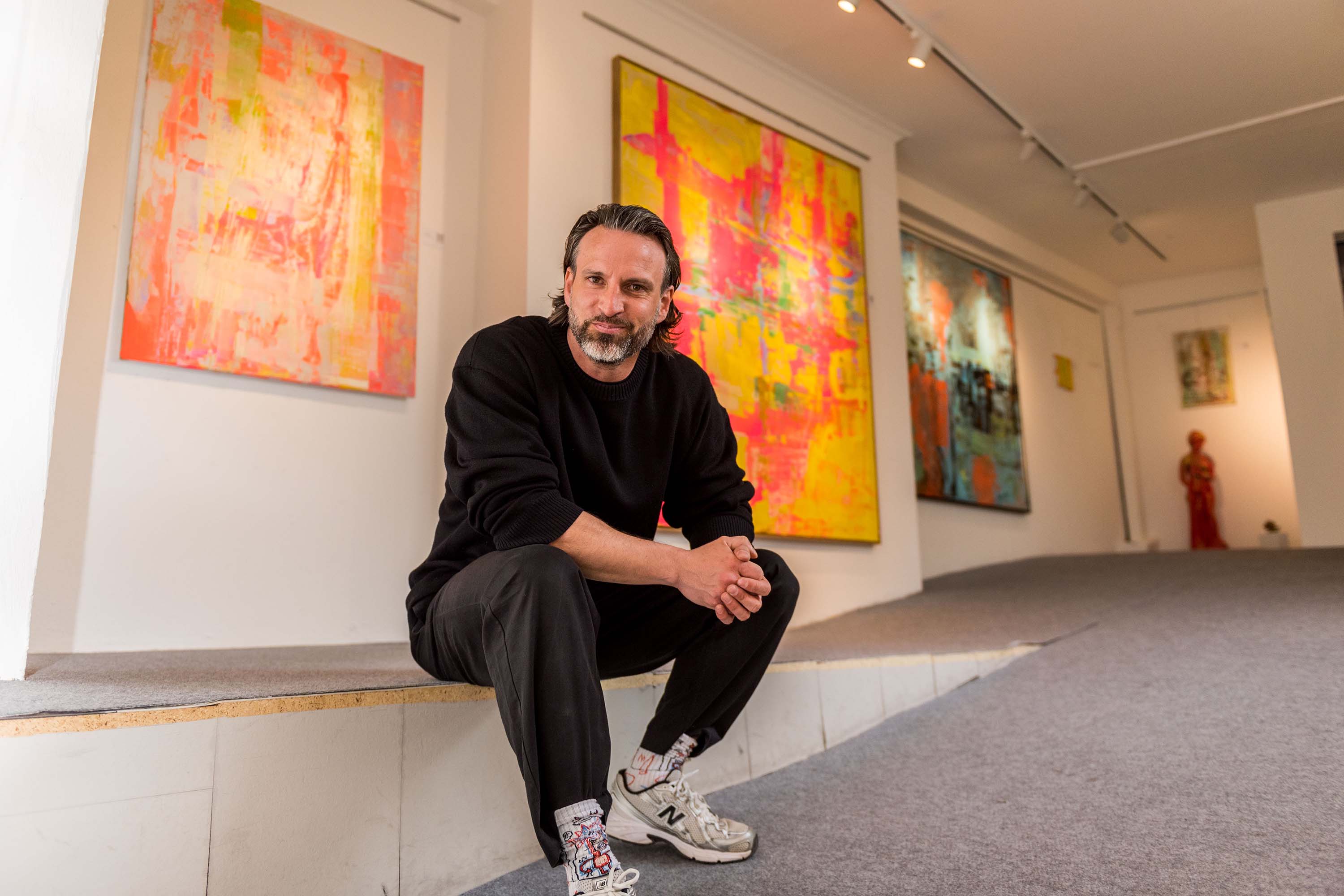 Porträt von Künstler Janosch Goy in seiner Ausstellung „Kismet“.