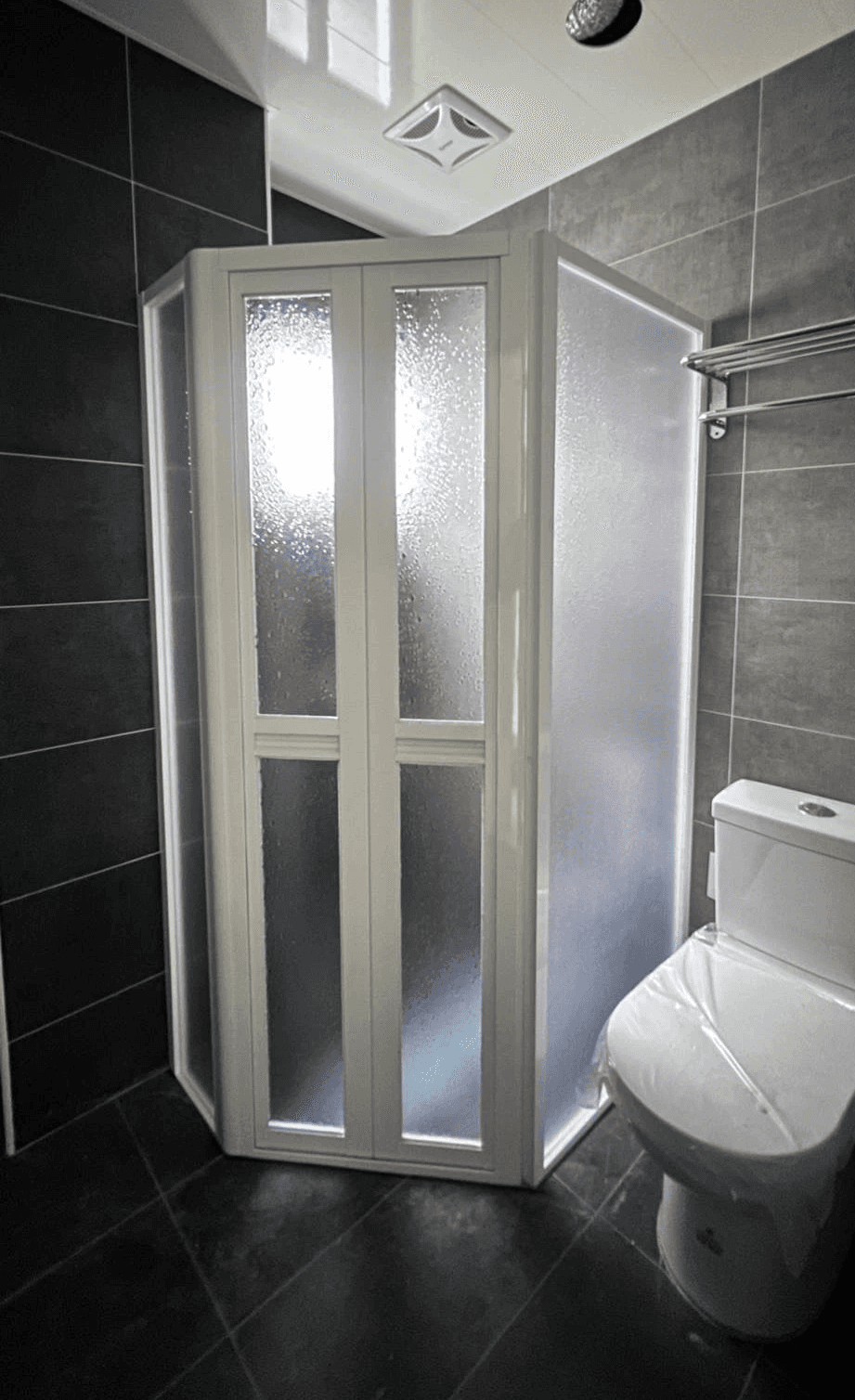 五角形 PS 板有框淋浴門