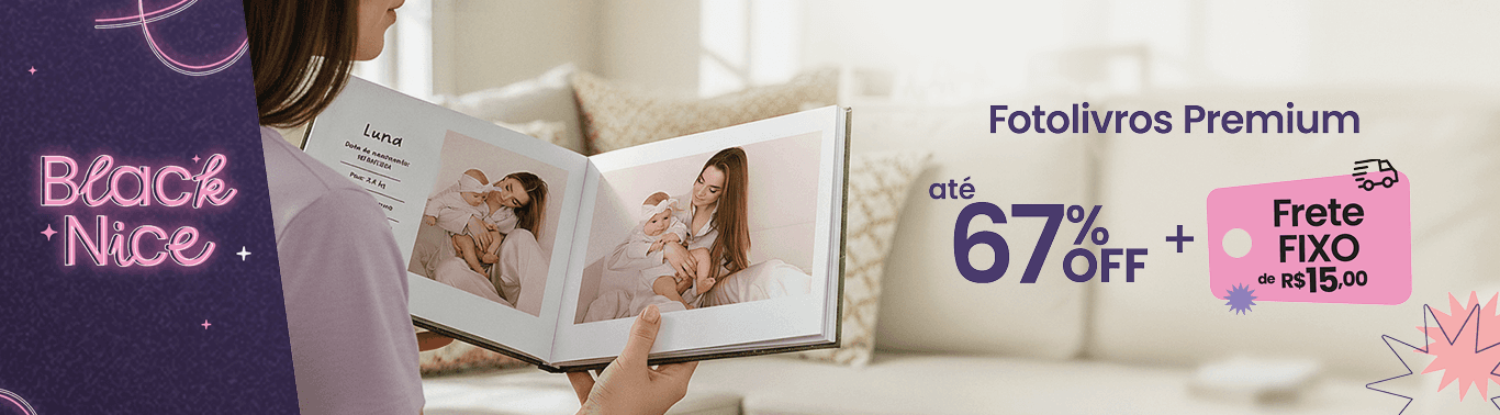 Pessoa folheando fotolivro capa dura premium com fotos de pai e filha sorrindo, em ambiente aconchegante, com até setenta por cento de desconto e frete fixo de quinze reais