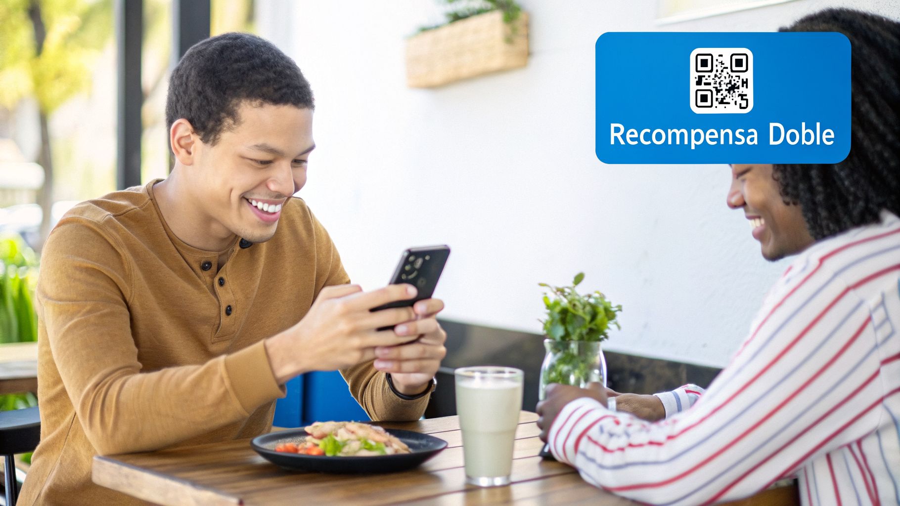 Dos amigos sonríen en un café mientras uno mira su teléfono, con un código QR de 'Recompensa Doble'.