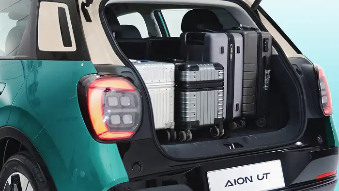 Baúl abierto del GAC AION UT con valijas del GAC AION UT