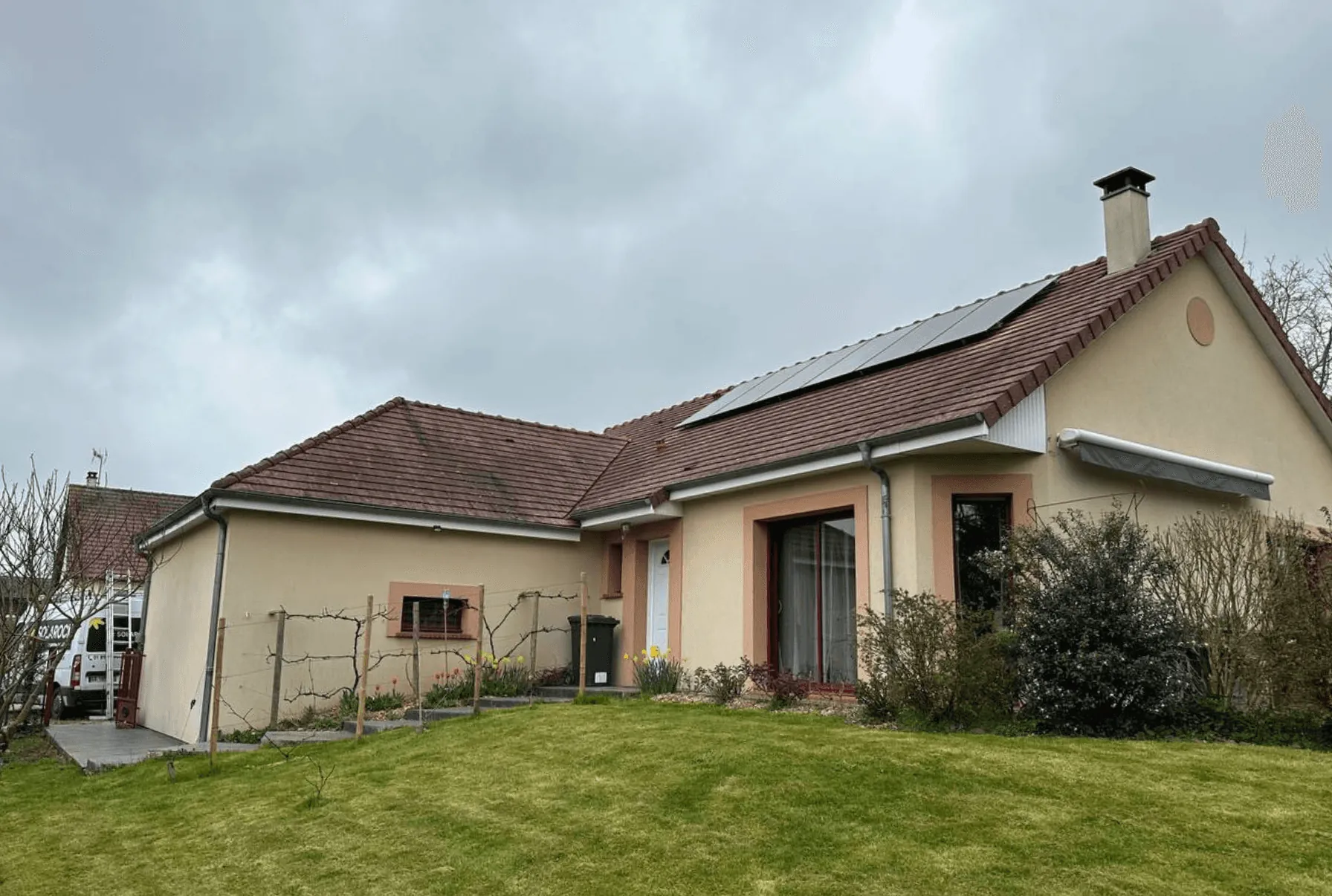 Photo d'une maison à Envermeu équipée de panneaux photovoltaïques dont l'installation a été faite par Solarock.