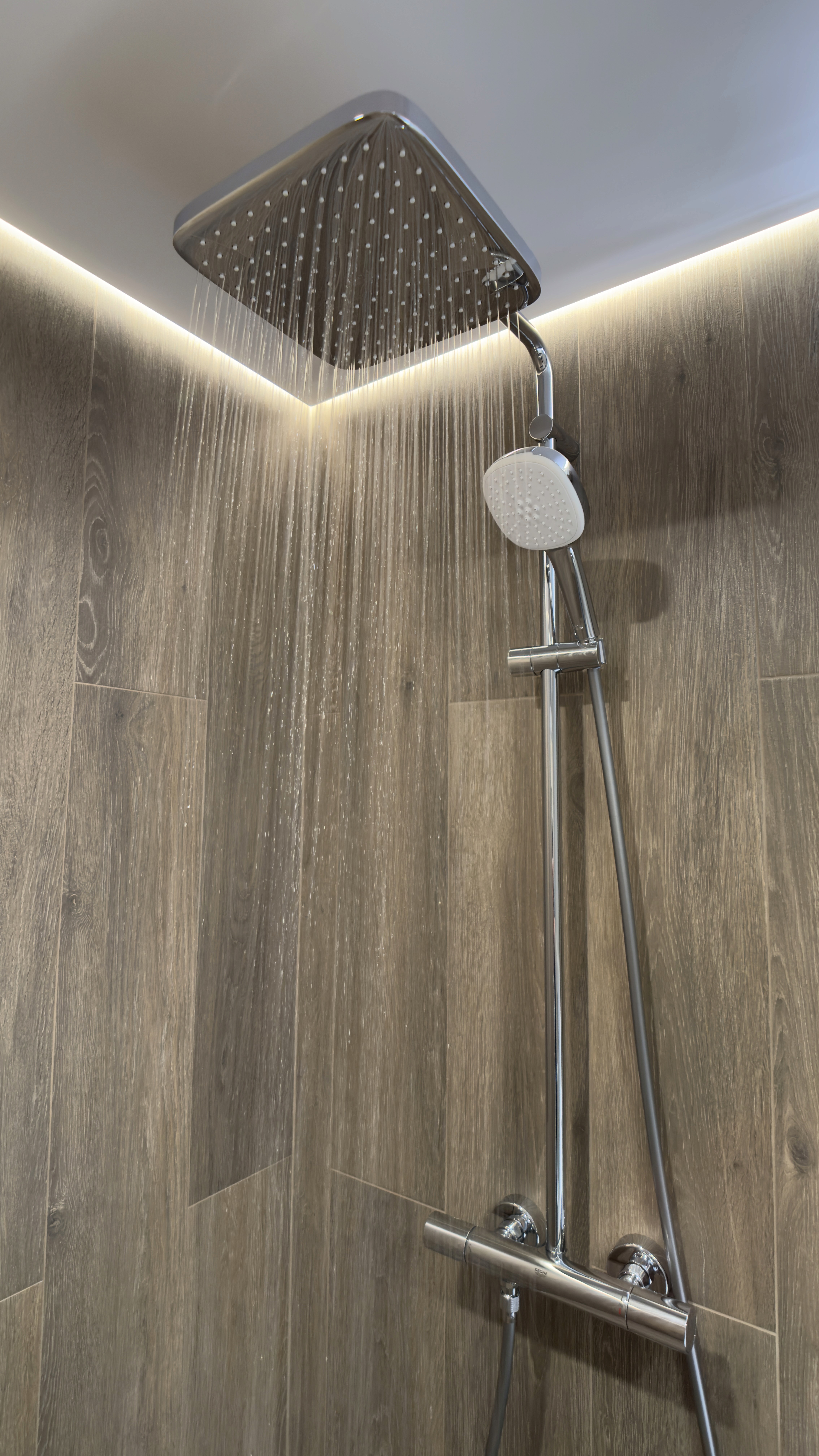 Душова лійка з підсвічуванням у дерев’яній облицюванні стін