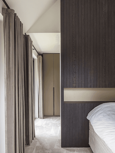 Minimalistische moderne hal met houten wandbekleding en uitzicht op de tuin door een open glazen deur