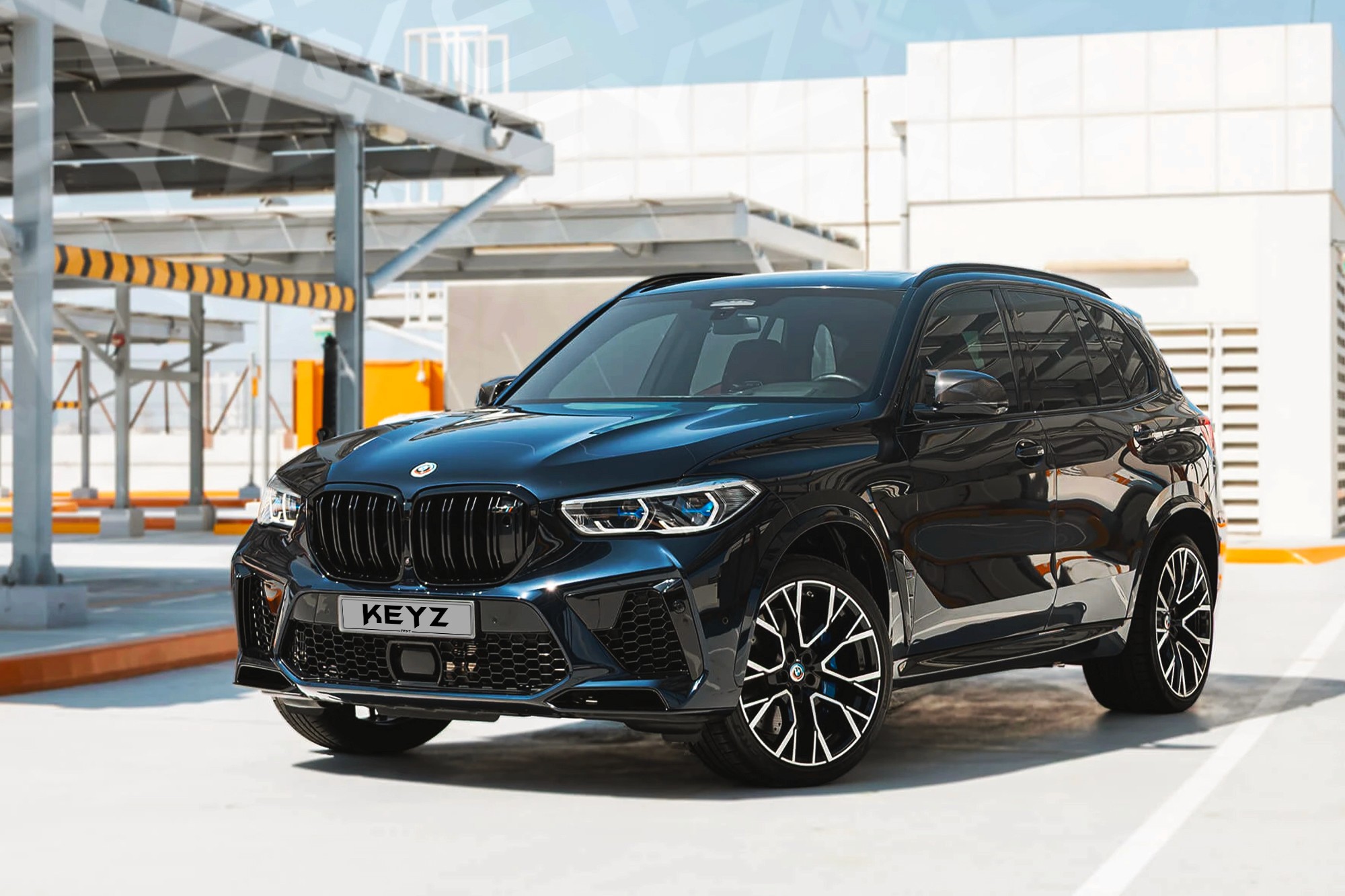 Vue extérieure BMW X5M Competition Bleu – Location SUV à Dubaï | Keyz Rent
