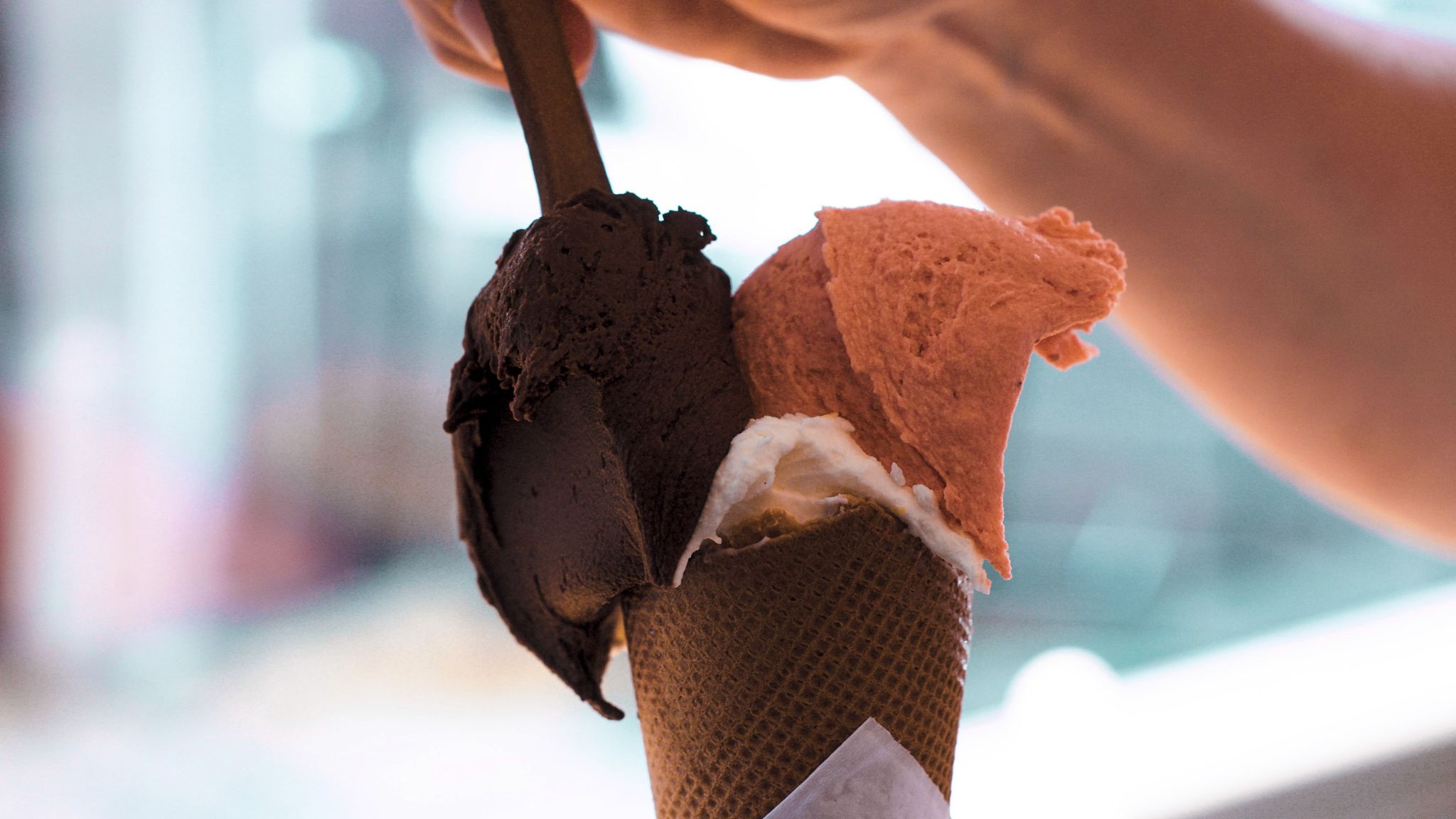 Strut med nygjord gelato i flera smaker