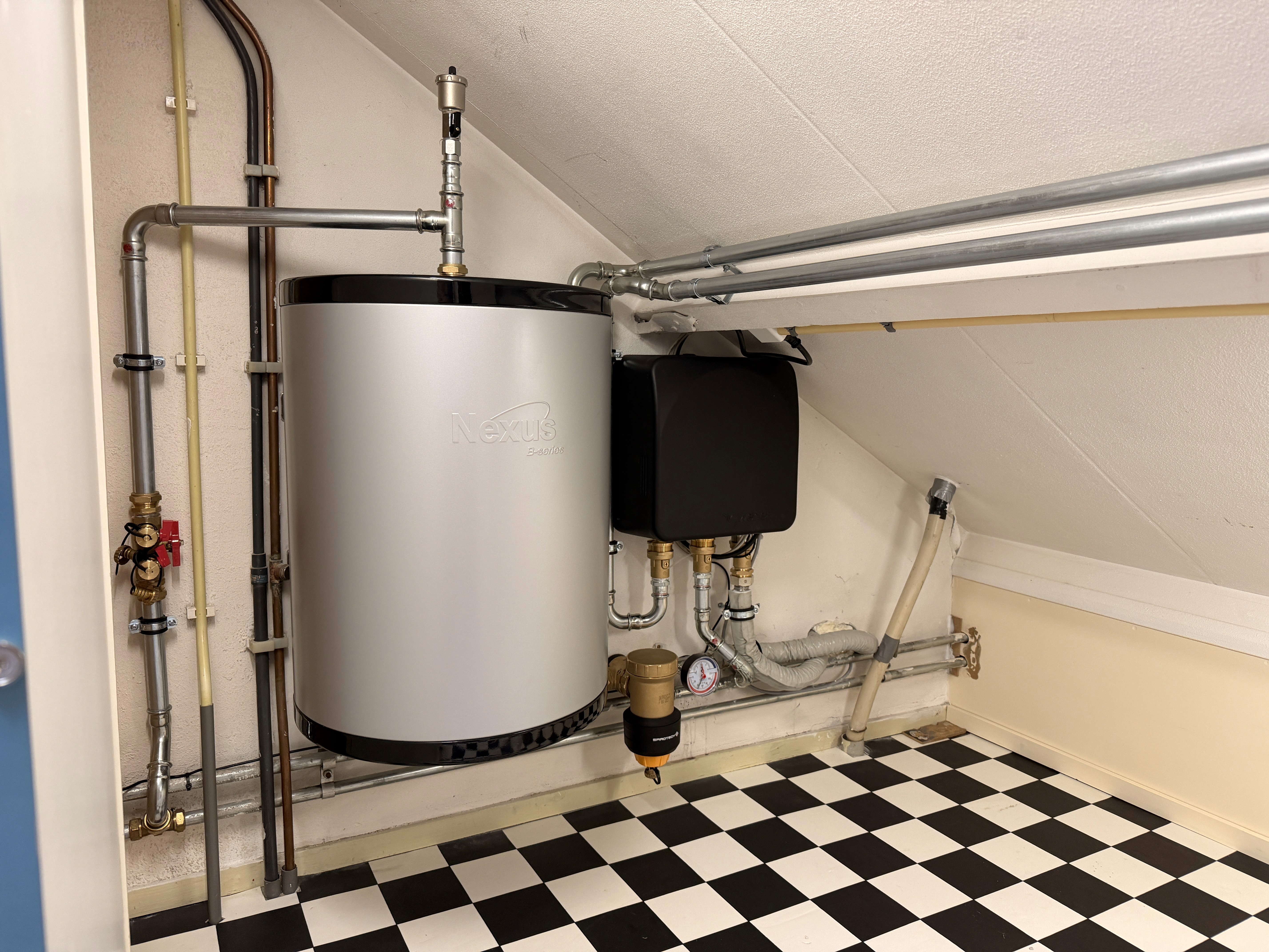 Binnenunit en buffer van WeHeat Blackbird warmtepomp installatie